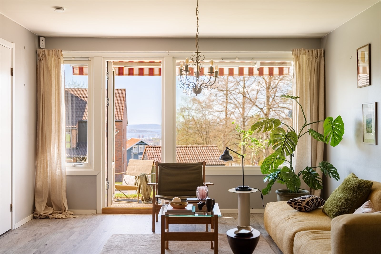 De store vinduene slipper inn rikelig med lys og det er fantastisk utsikt mot Oslofjorden! Galleribilde
