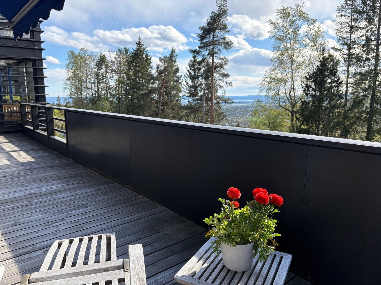 Leiligheten har to store verandaer, hvorav den ene er delen er overbygget. Begge verandaene har flotte sol- og utsiktsforhold. Galleribilde