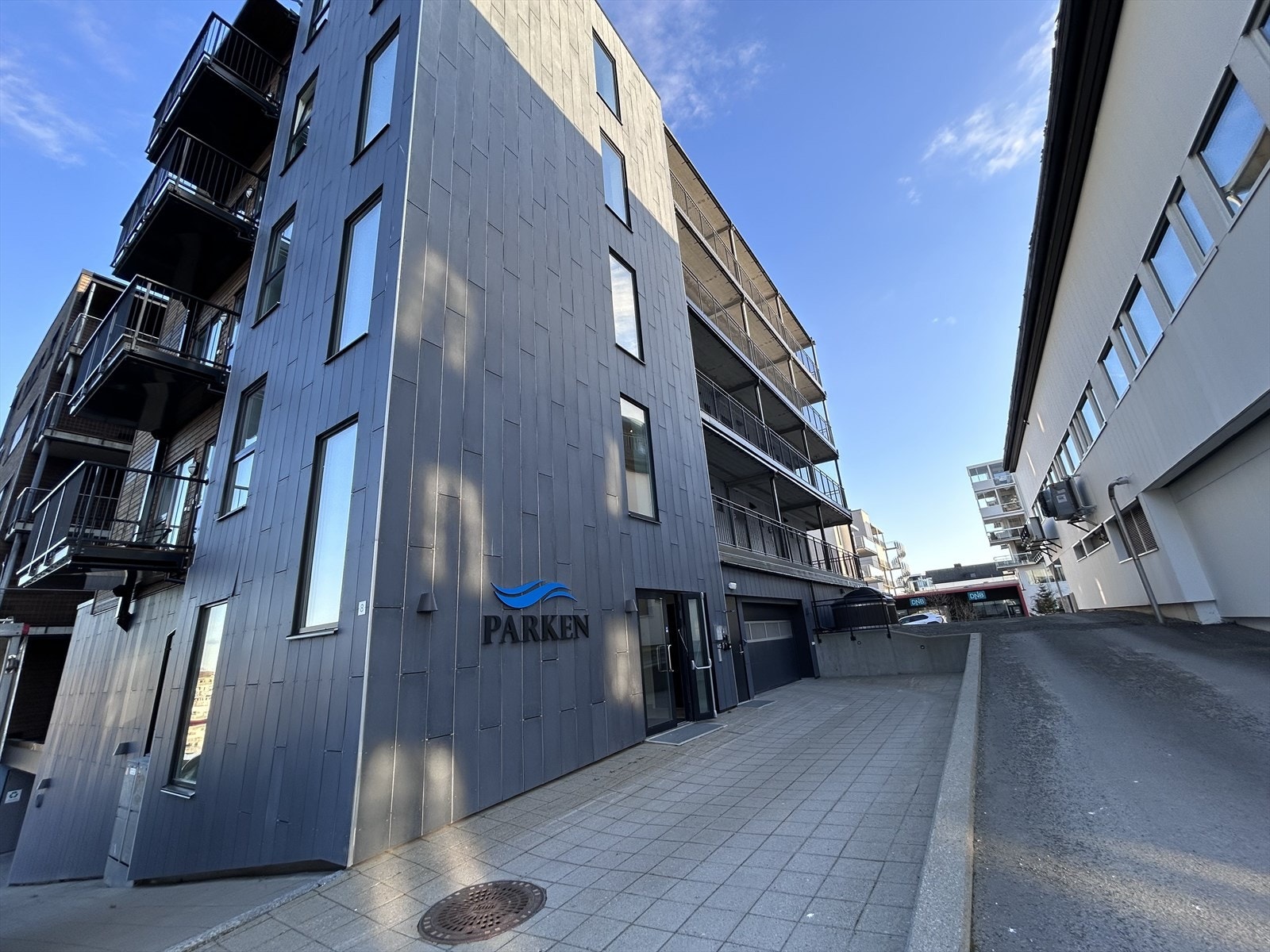 Sameiet Parkgata 8 består av 20 seksjoner og ligger på bryggekanten i Svolvær sentrum. Galleribilde