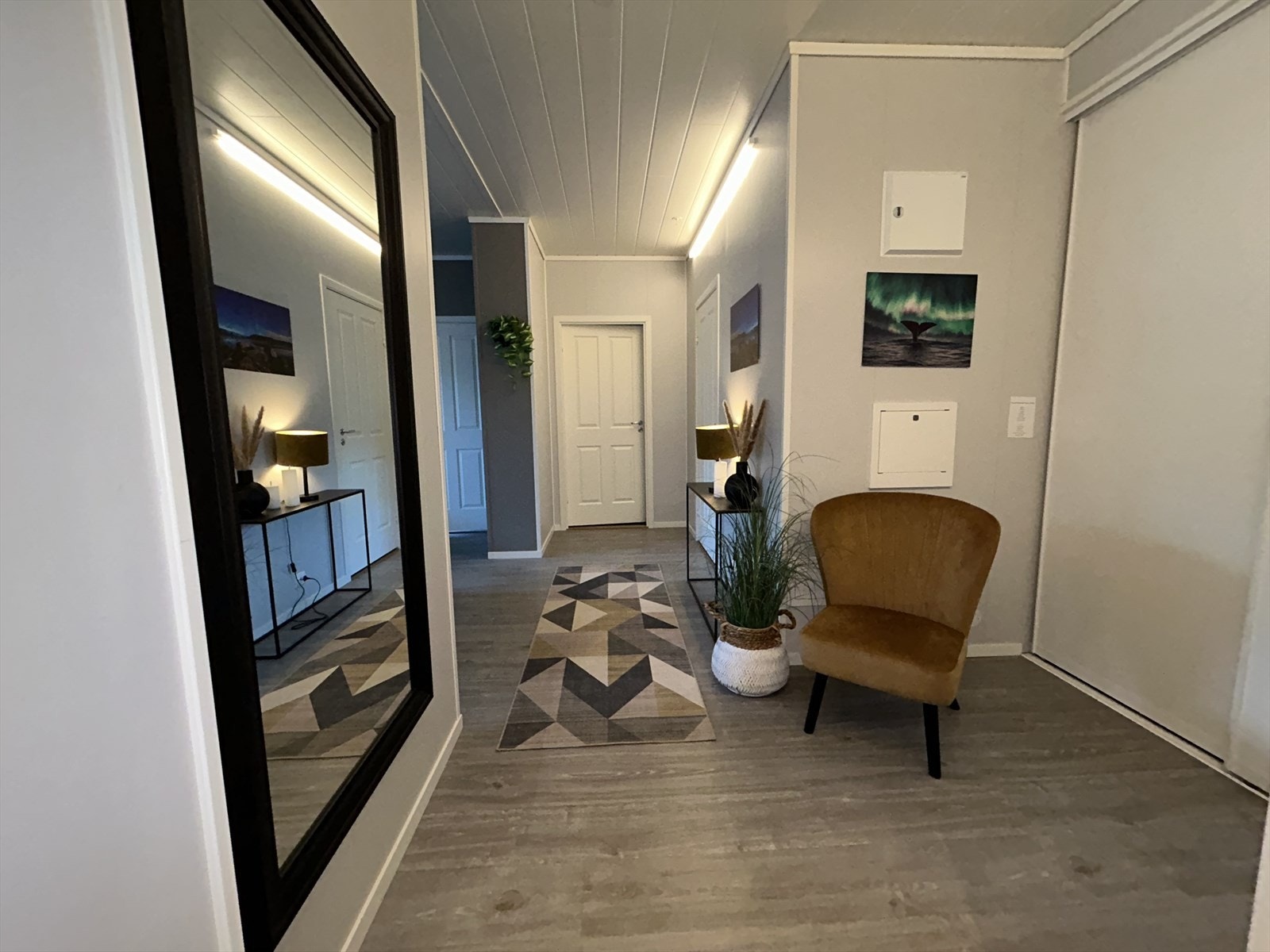 Praktisk gang med romslig skyvedørsgarderobe. Galleribilde