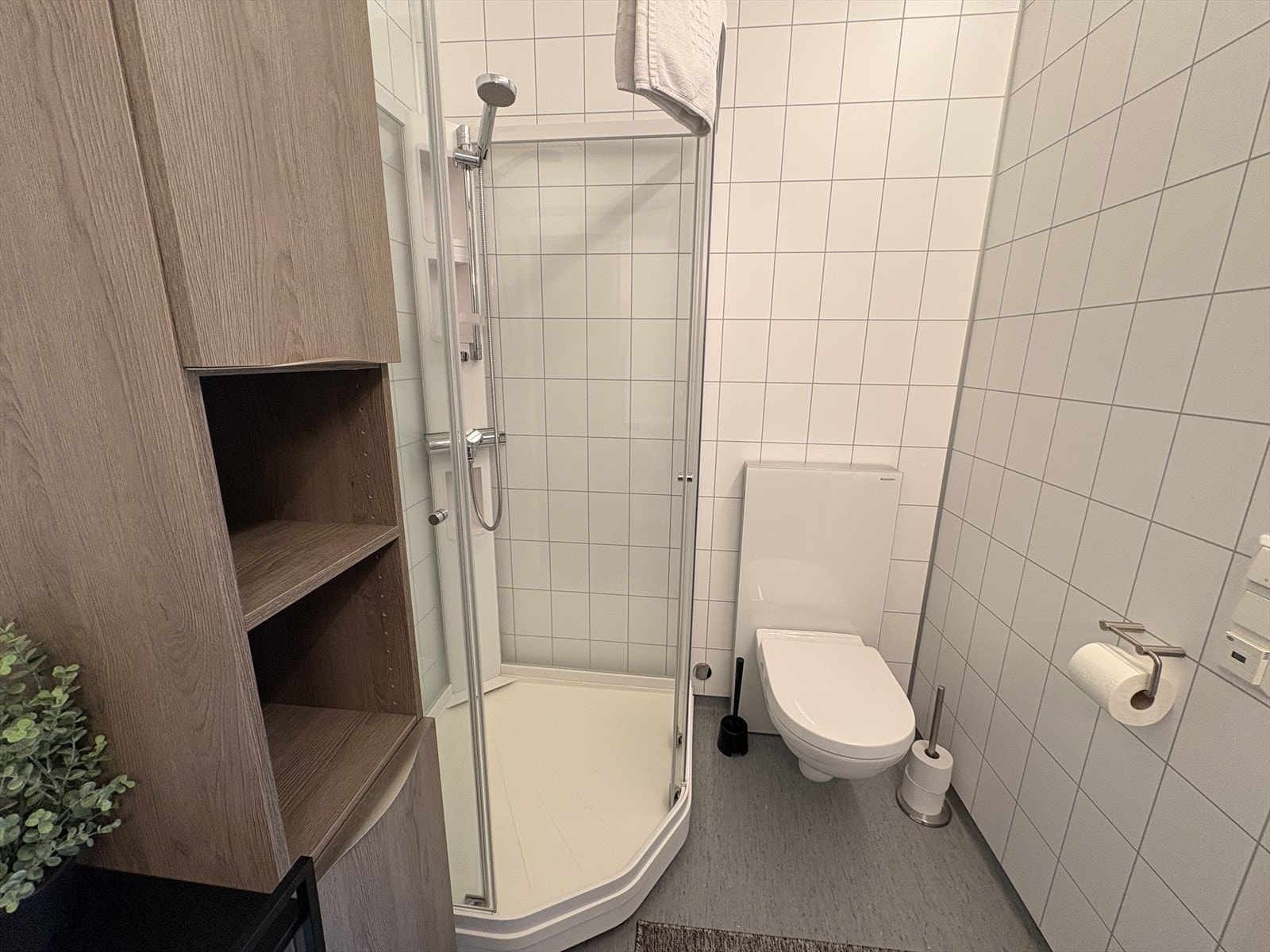 Badet er av god størrelse og har varmekabler i gulvet. Galleribilde