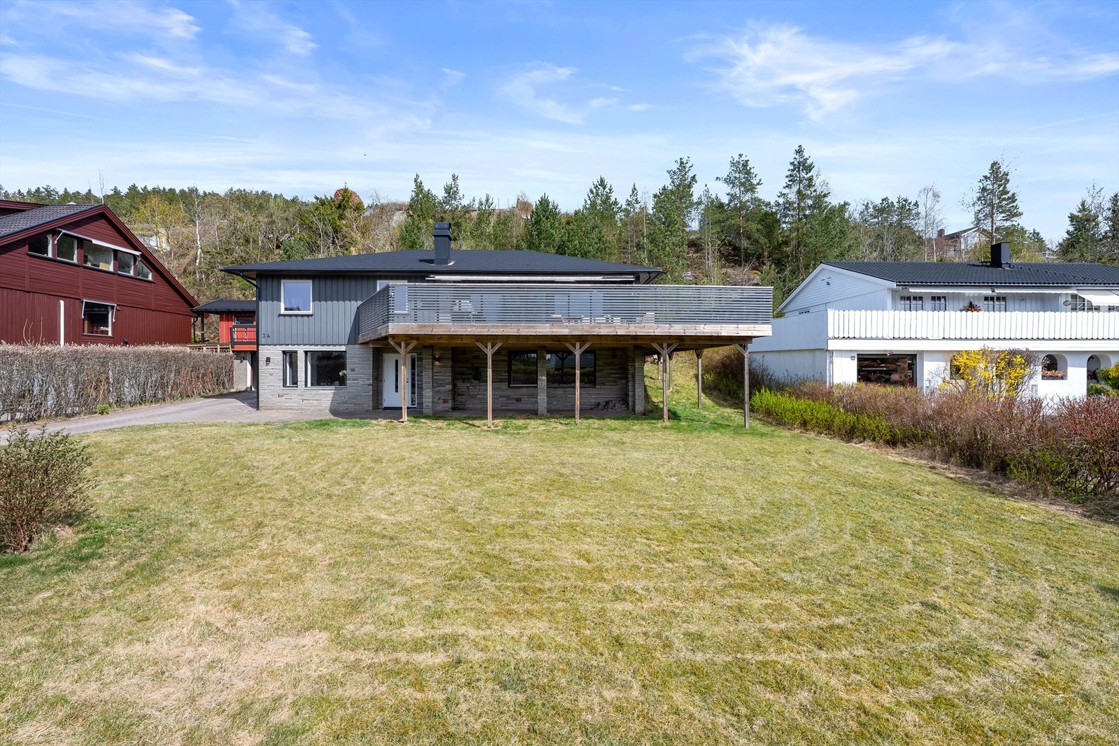 Stor og flott hage med god boltringsplass for store og små. Galleribilde
