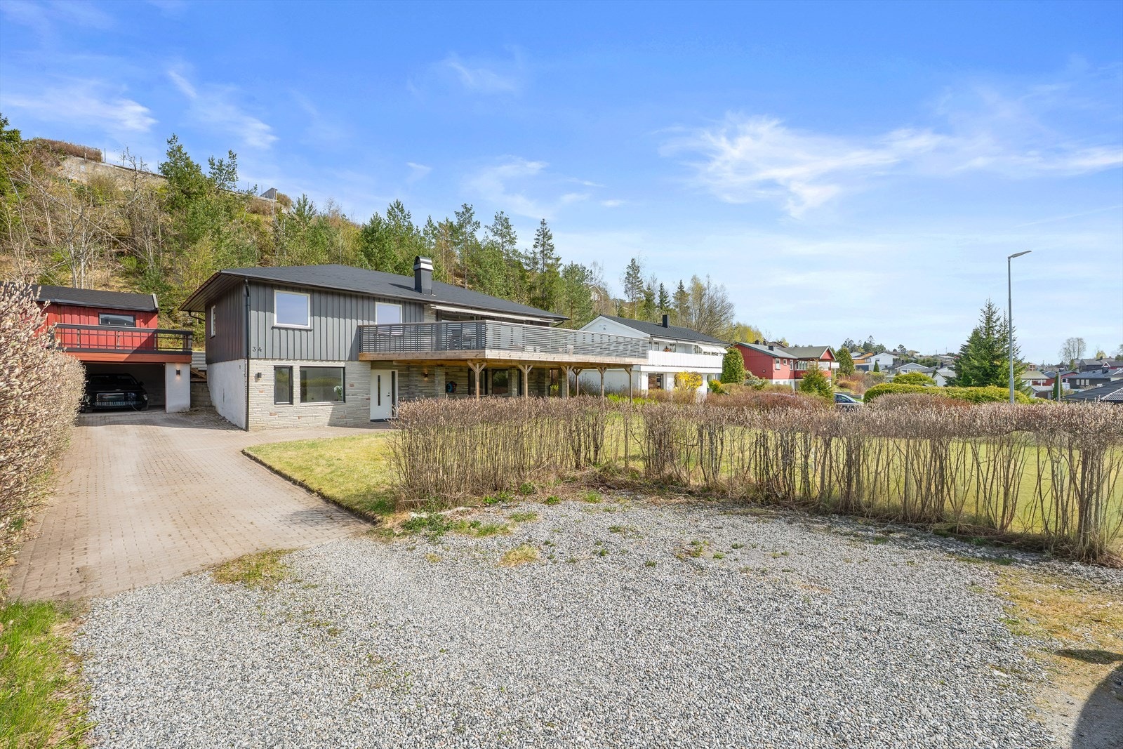 Eiendommen har en attraktiv beliggenhet i et etablert og barnevennlig boligområde i Ytre Enebakk. Galleribilde