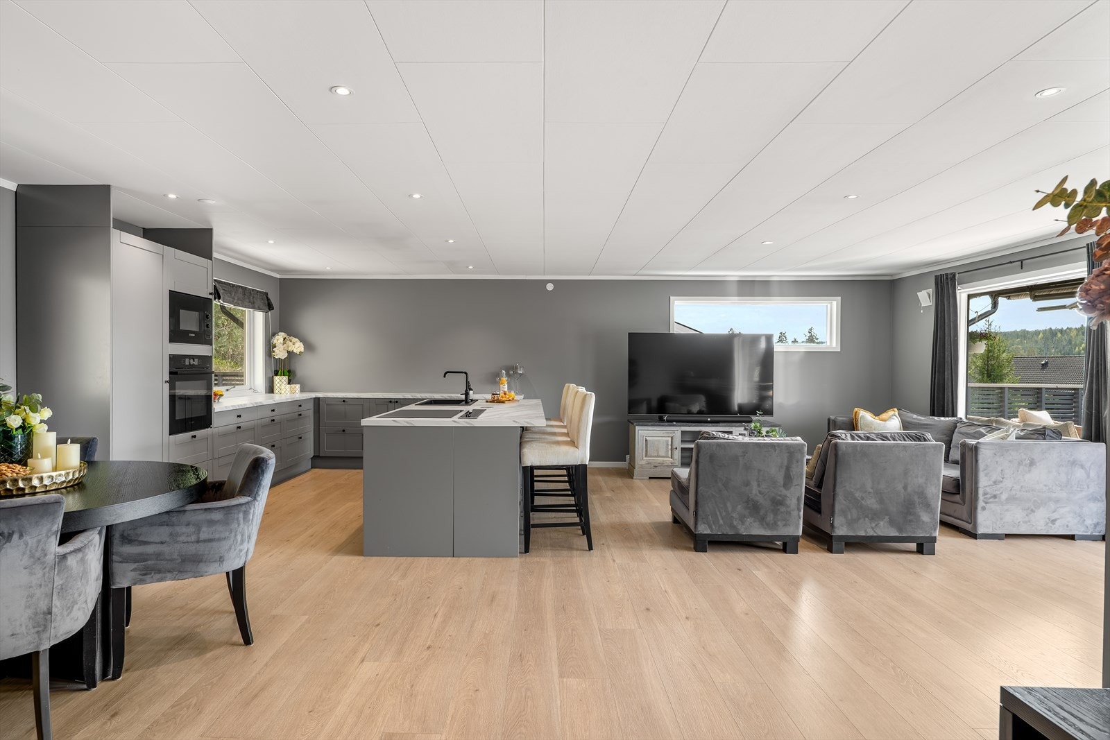Stuen har god plass til å innrede i flere soner. Galleribilde