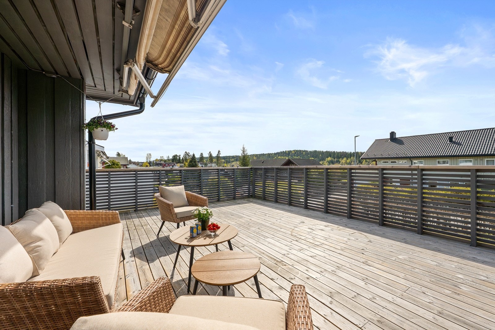 Fra stuen har du utgang til stor og solrik terrasse på hele 136 kvm totalt. Galleribilde
