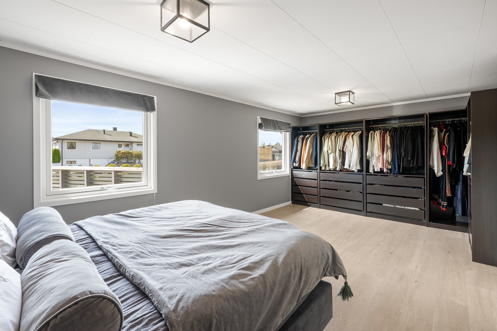 Stor og praktisk garderobe medfølger salget. Galleribilde