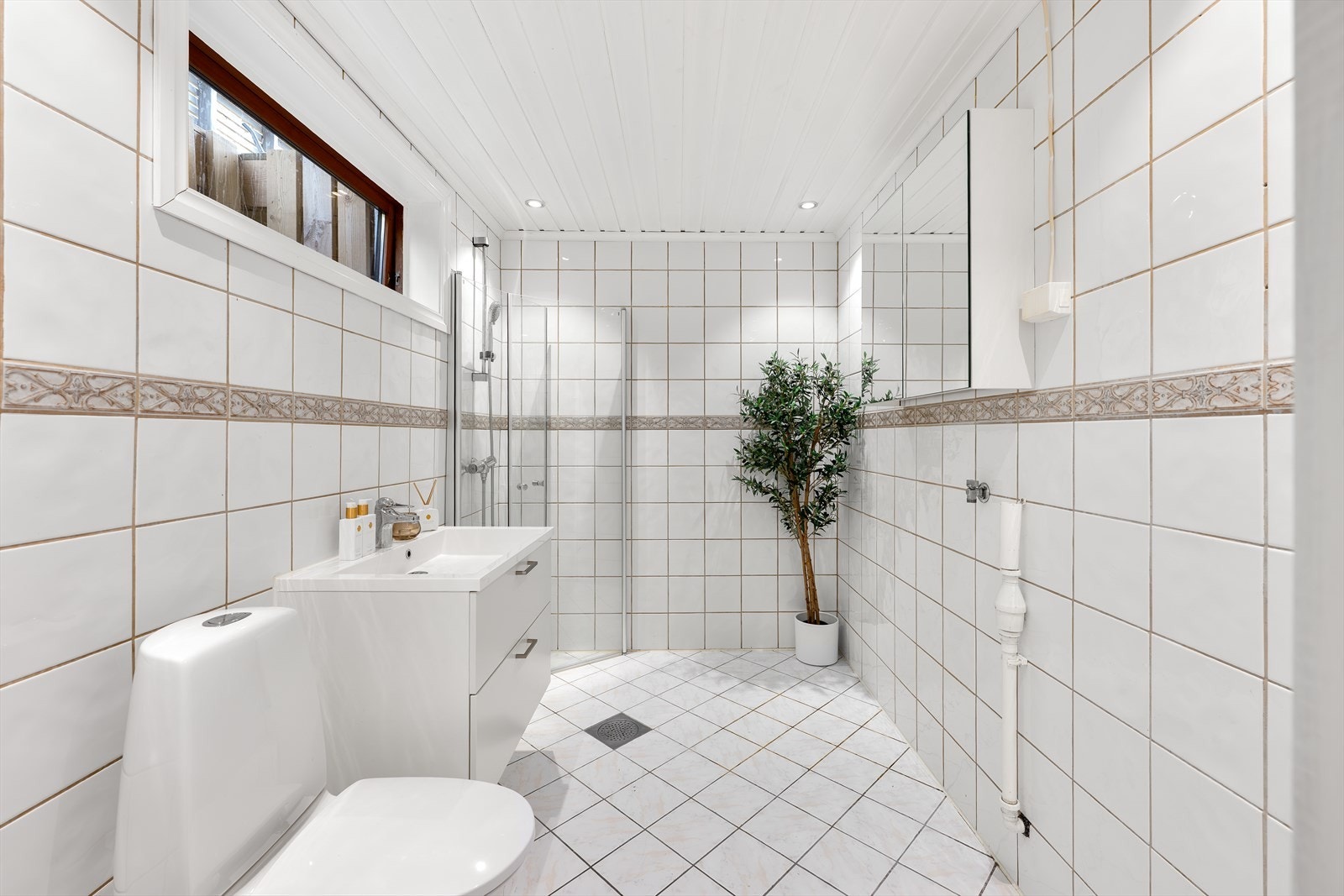 Baderom i utleiedelen med opplegg for vaskemaskin. Galleribilde