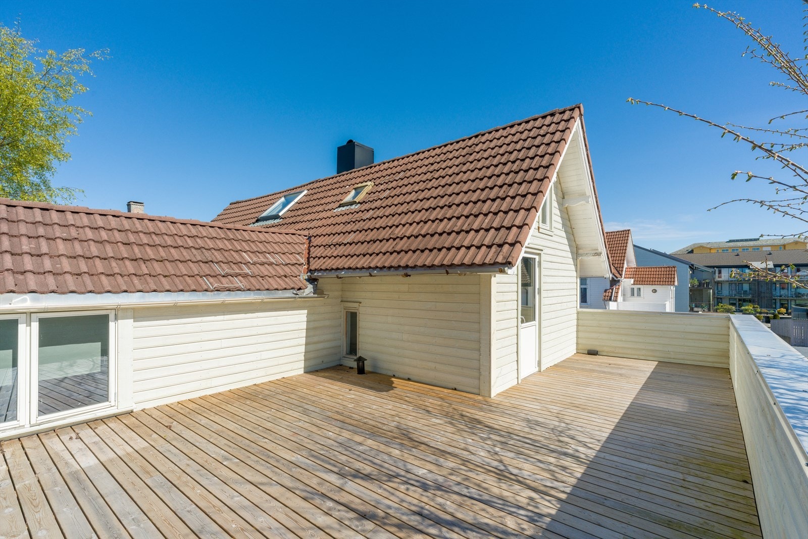 Hyggelig takterrasse med god plass til flere møbel grupper Galleribilde