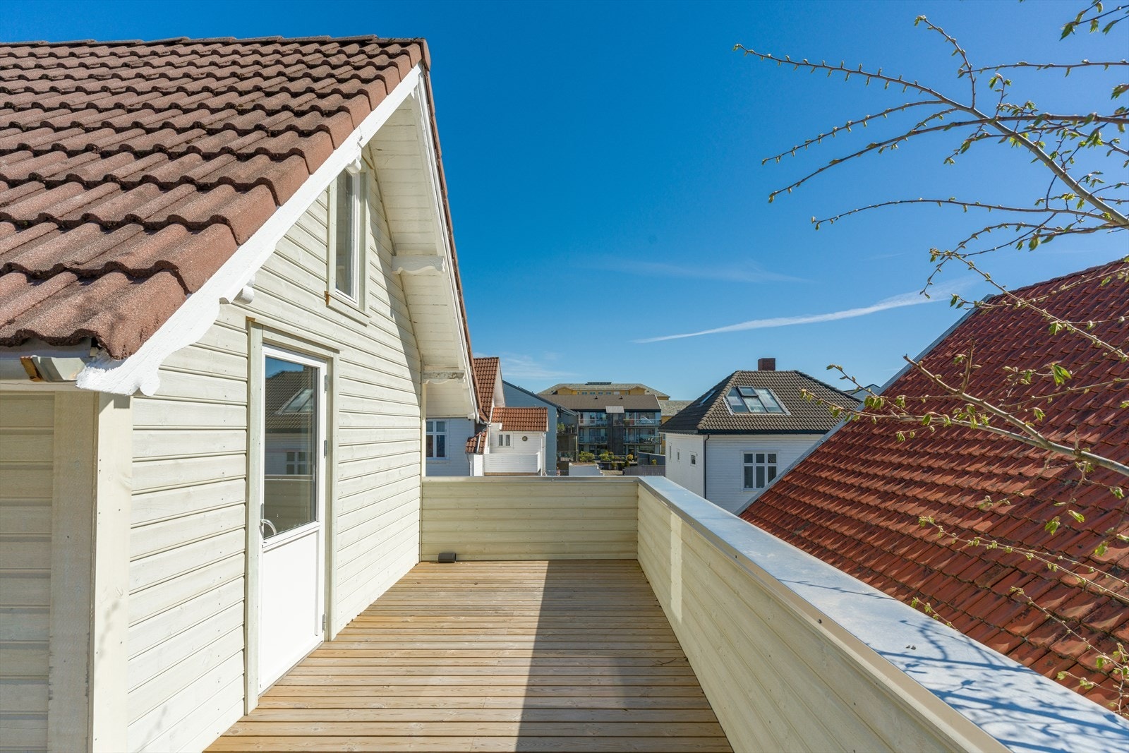 God solforhold på felles takterrasse Galleribilde