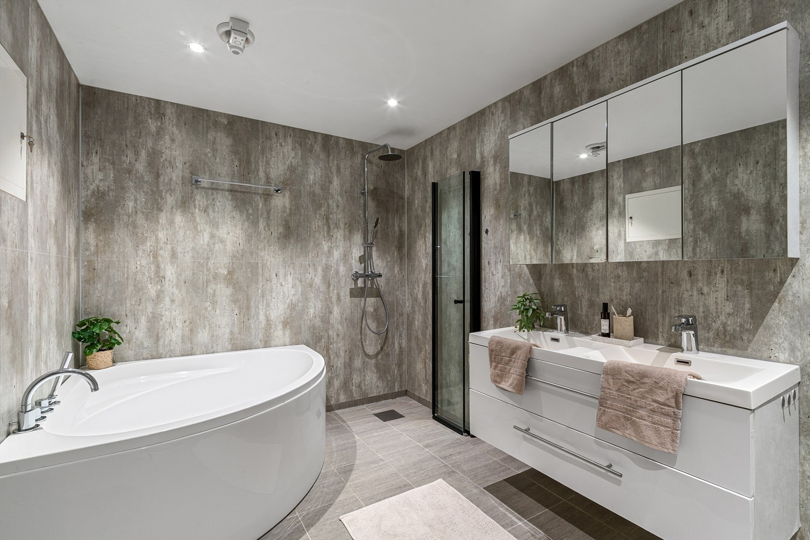 Badet ble pusset opp i 2018. Det er våtromsplater på vegger og fliser på gulv. Galleribilde