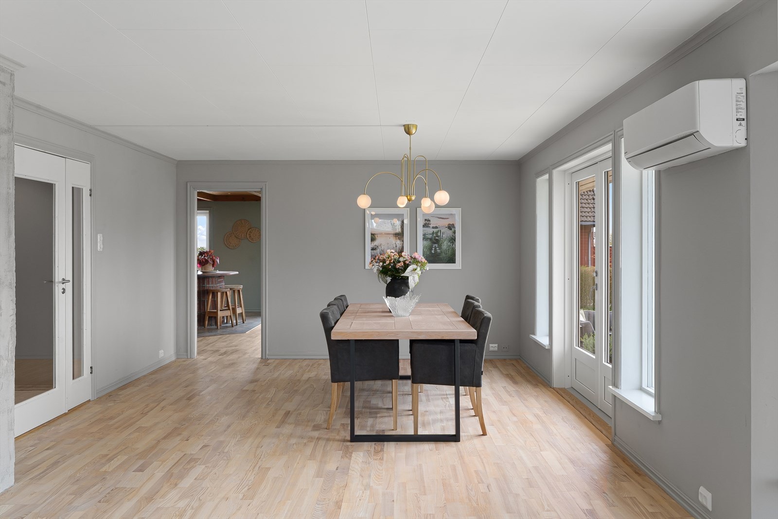 Spisestuen ligger i åpen forbindelse med stuen og har utgang til terrassen via en balkongdør fra 2026. Galleribilde