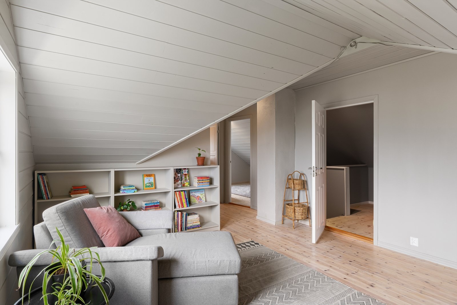 Loftstuen i andre etasje er et fleksibelt rom som passer ypperlig som TV-stue eller lekerom. Galleribilde