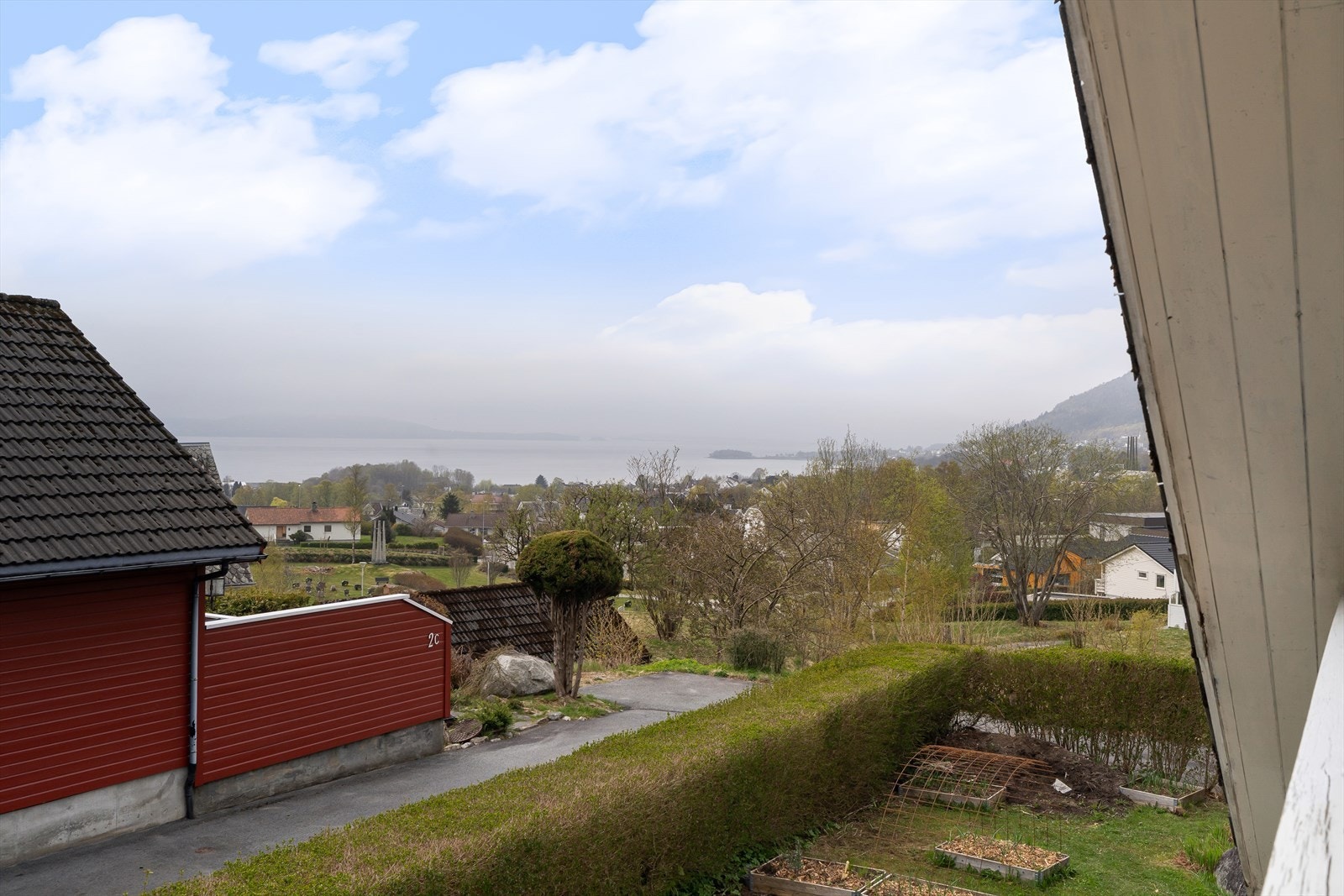 Fra eiendommen er det fin utsikt mot fjorden og nærområdet. Galleribilde