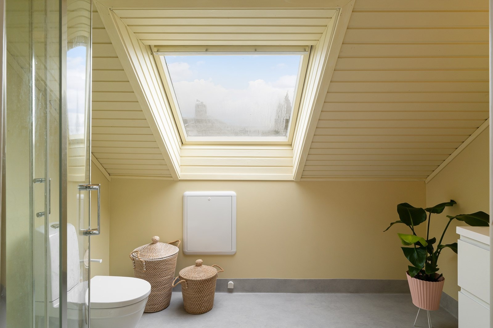 Badet er utstyrt med dusjkabinett, toalett og servantinnredning. Takvinduet gir godt med dagslys. Galleribilde