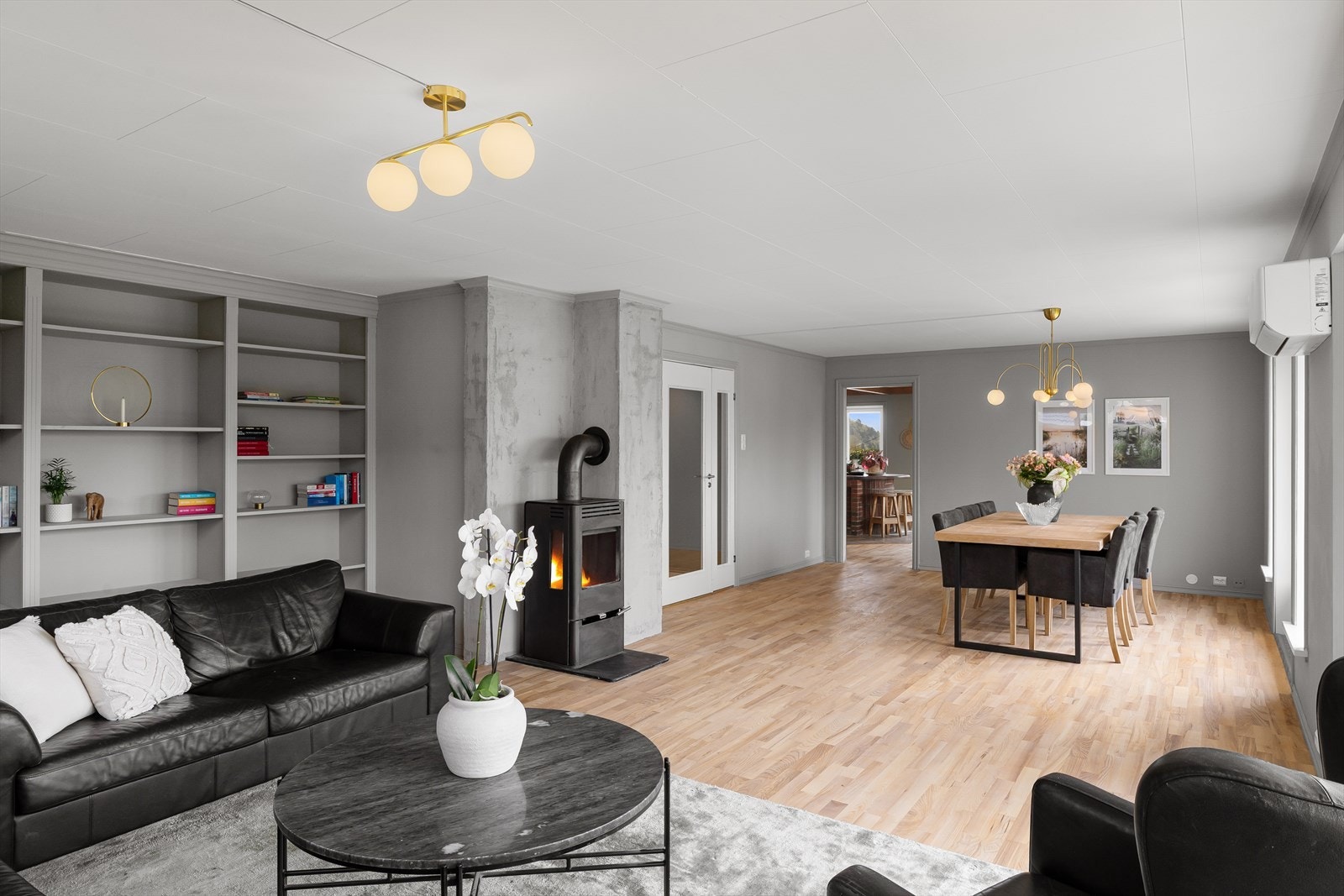 Stuen er romslig og har plass til både sofagruppe og spisebord. Vedovnen gir ekstra varme og hygge. Galleribilde