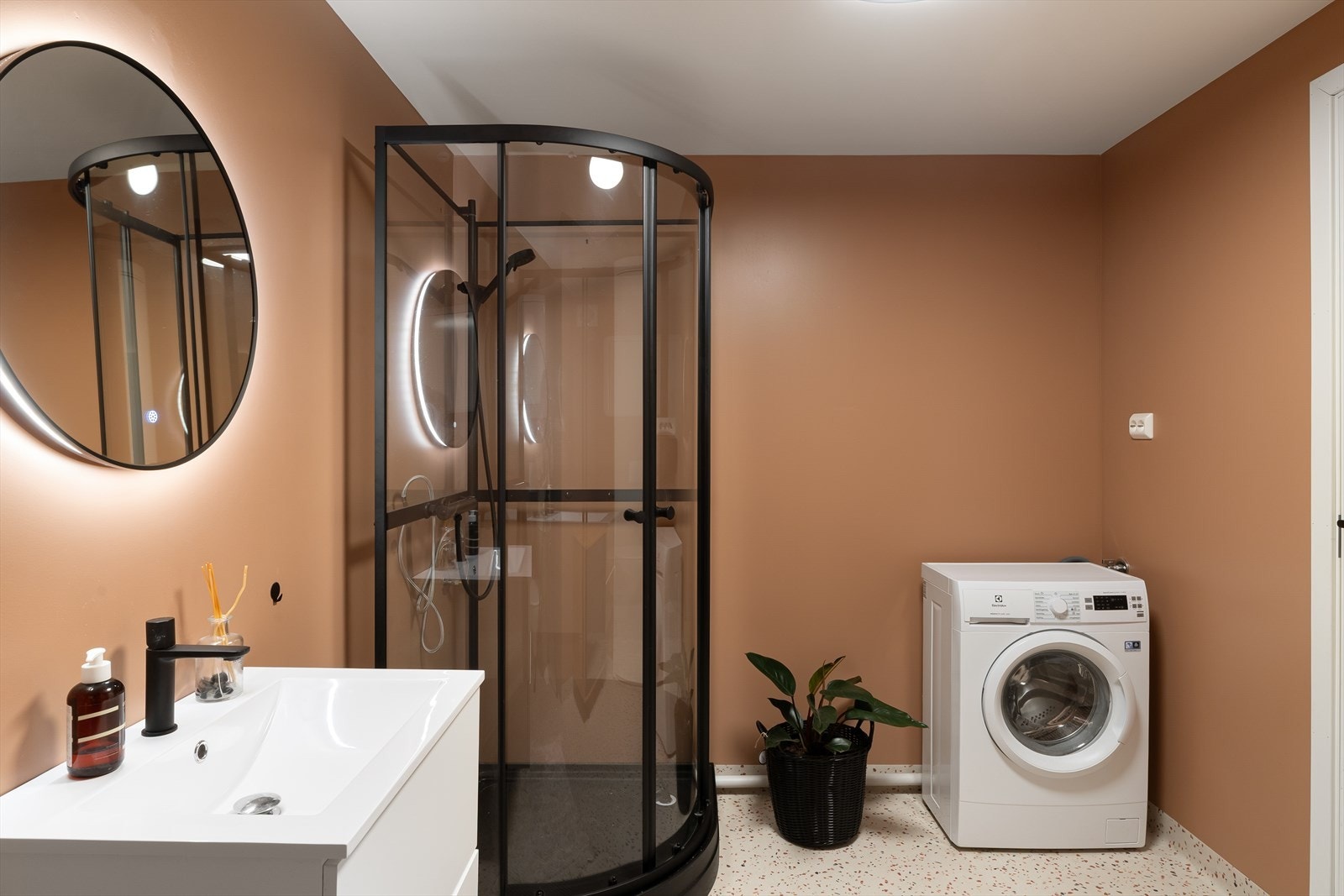 Badet er fra 2024 og har opplegg for vaskemaskin. Galleribilde