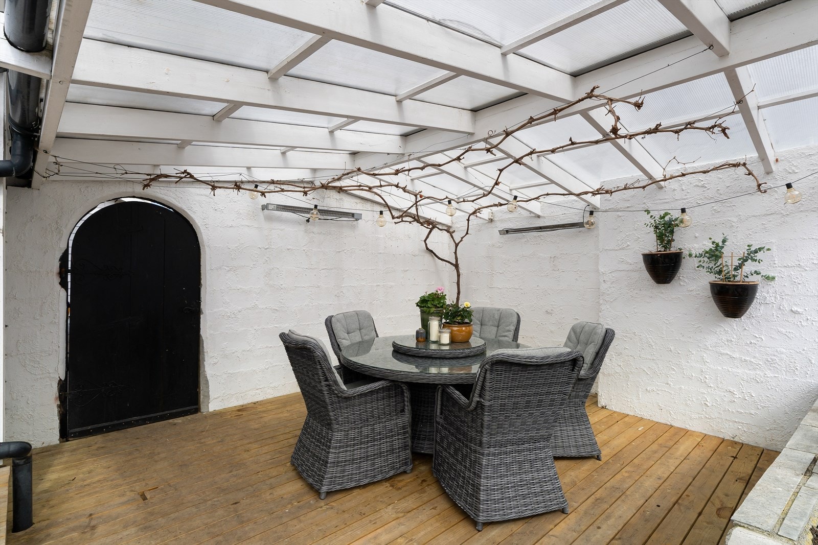Den overbygde terrassen på ca. 43 m² er perfekt for sene sommerkvelder. Galleribilde