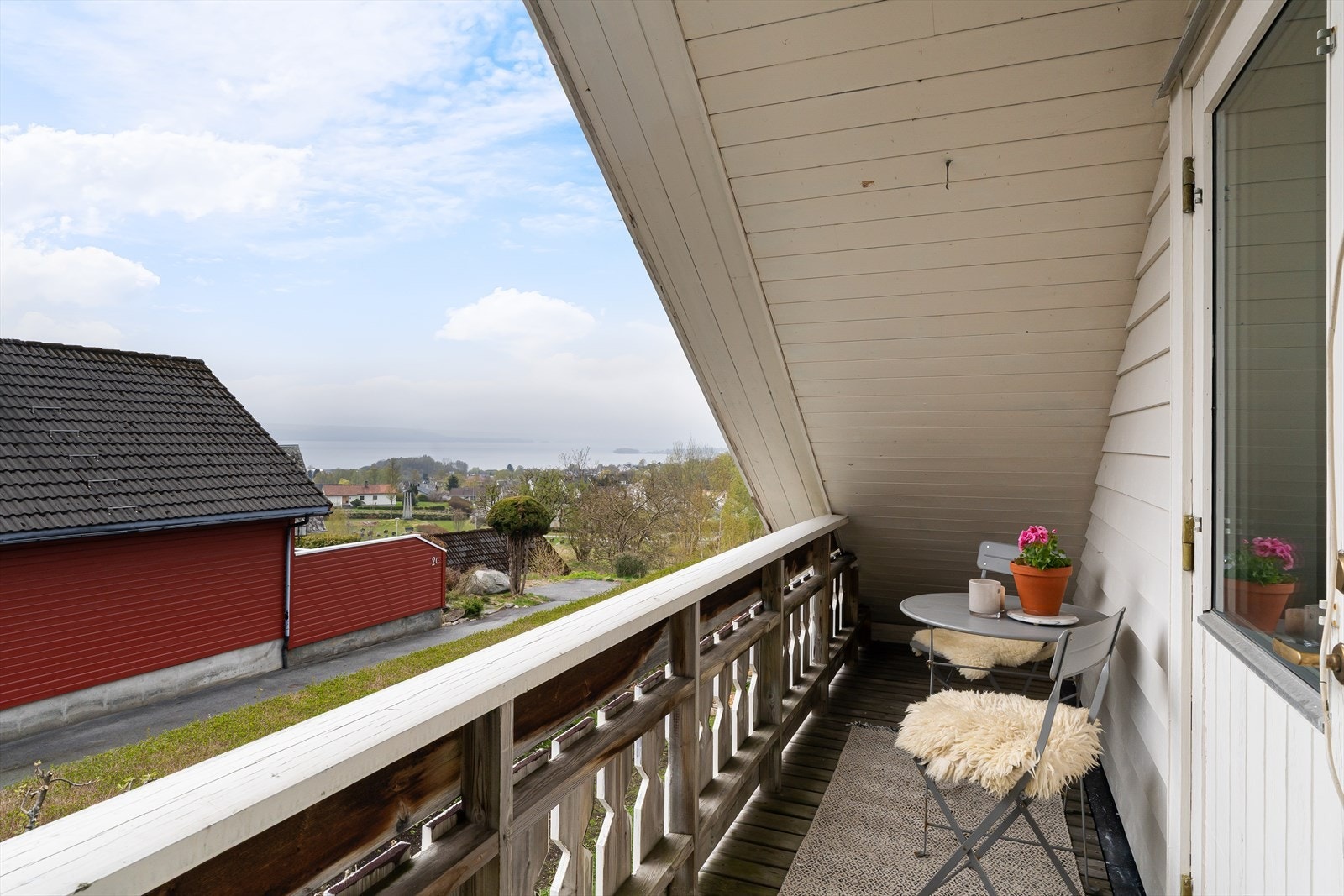 Fra balkongen i andre etasje har man fin utsikt over området. Galleribilde