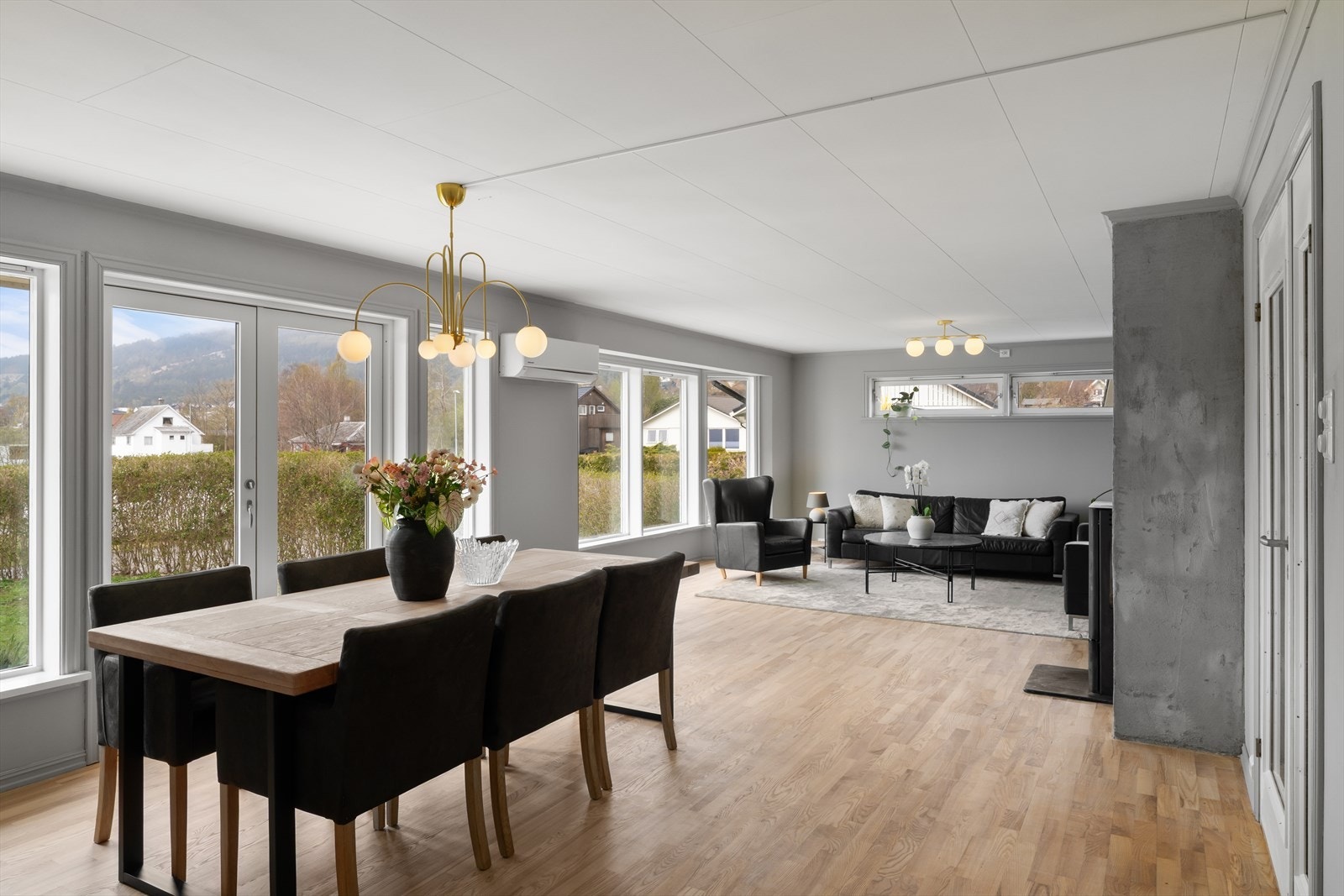 Fra stuen er det utgang til en nyere terrasse, bygget i 2026. Galleribilde