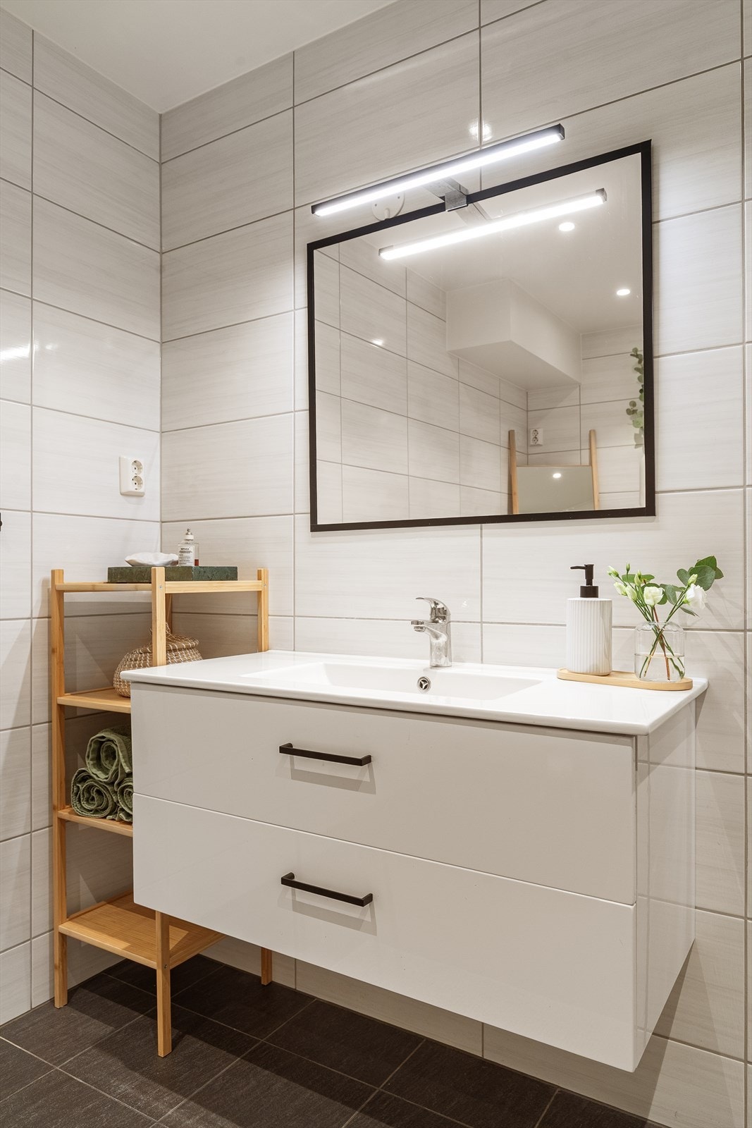Badet har flislagte overflater og varmekabler i gulv Galleribilde