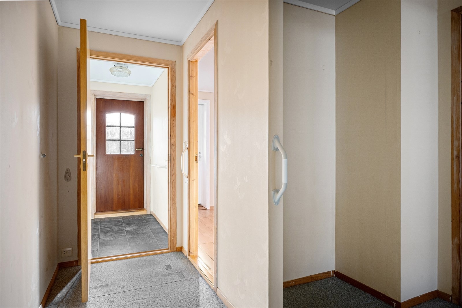 Fra gangen er det tilgang til leilighetens øvrige rom. Galleribilde