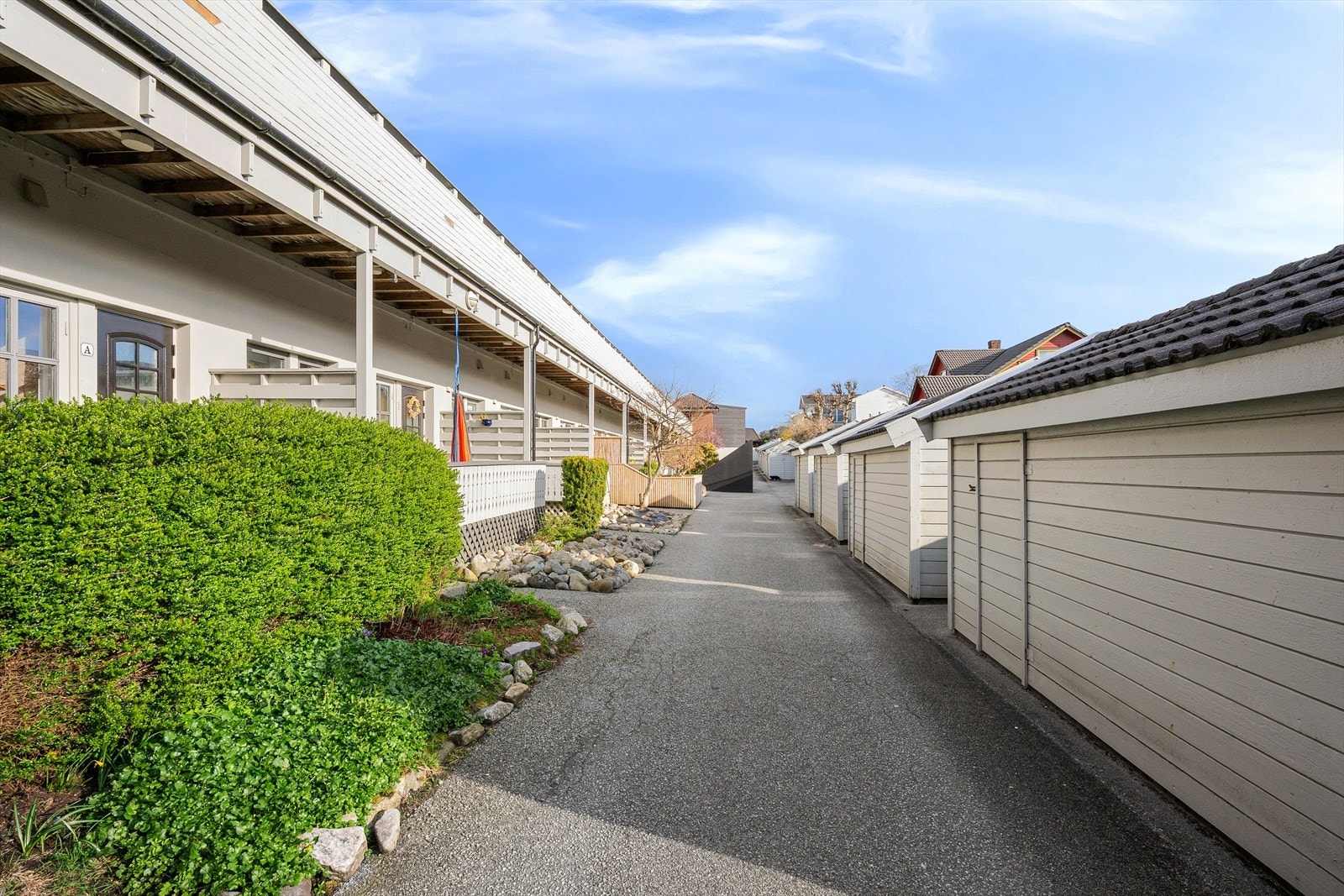 Sameiet har velholdte fellesarealer og utvendig gjesteparkering. Galleribilde