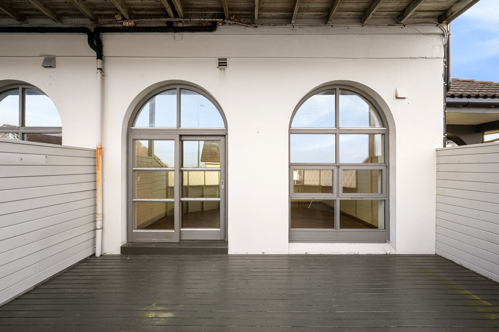 Den andre terrassen på cirka 20 m² har adkomst fra stuen og er skjermet med levegg. Galleribilde