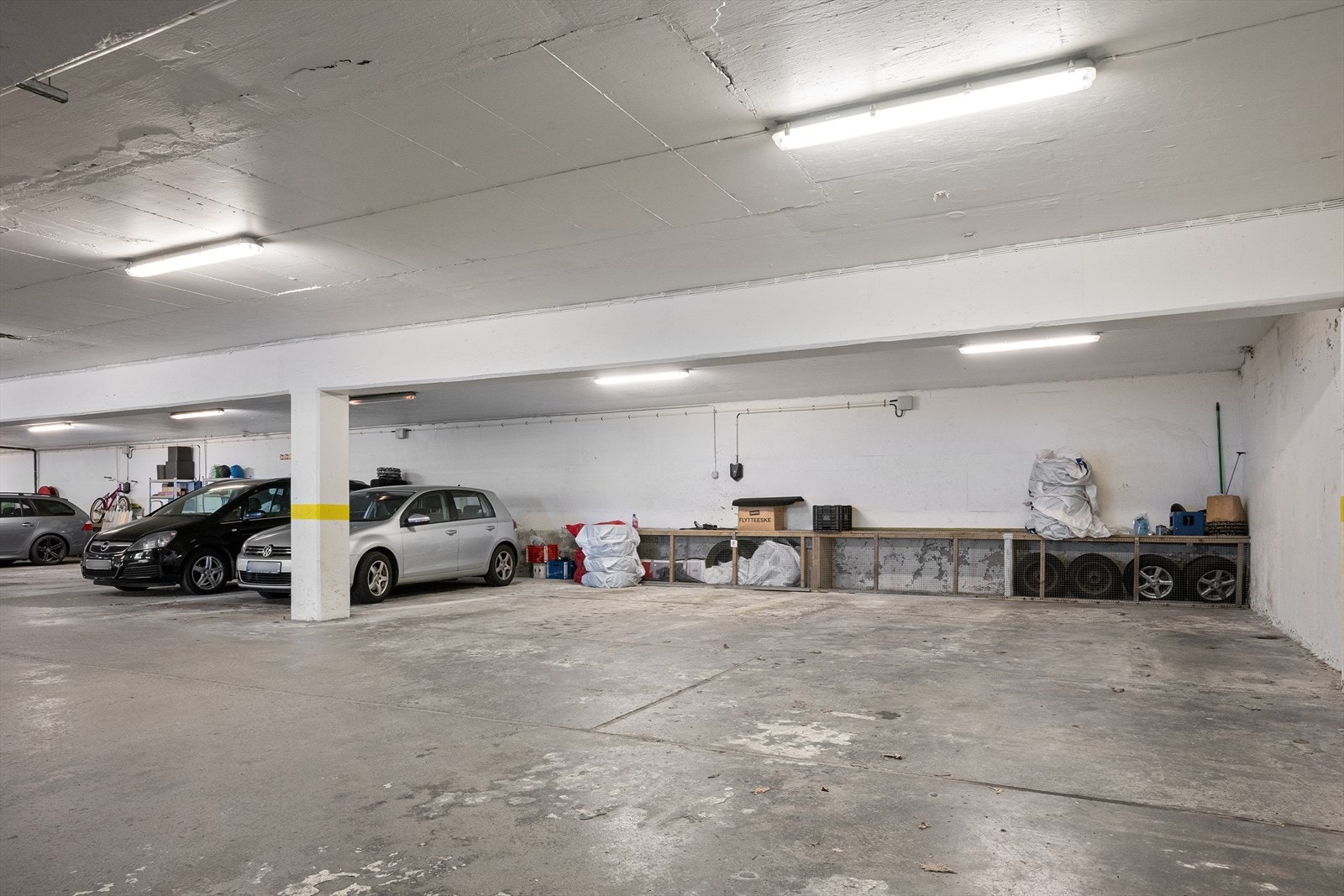 Det medfølger en fast oppstillingsplass for bil i lukket garasjeanlegg. Galleribilde