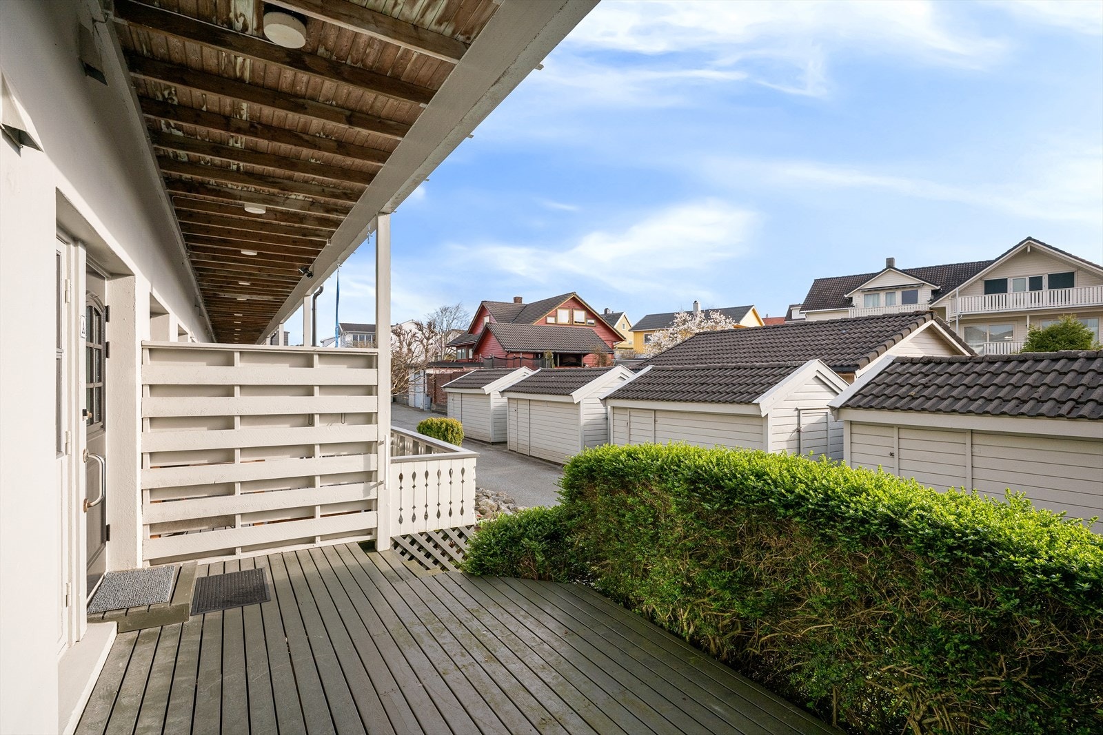 Uteplassen ved inngangen er delvis overbygget. Galleribilde