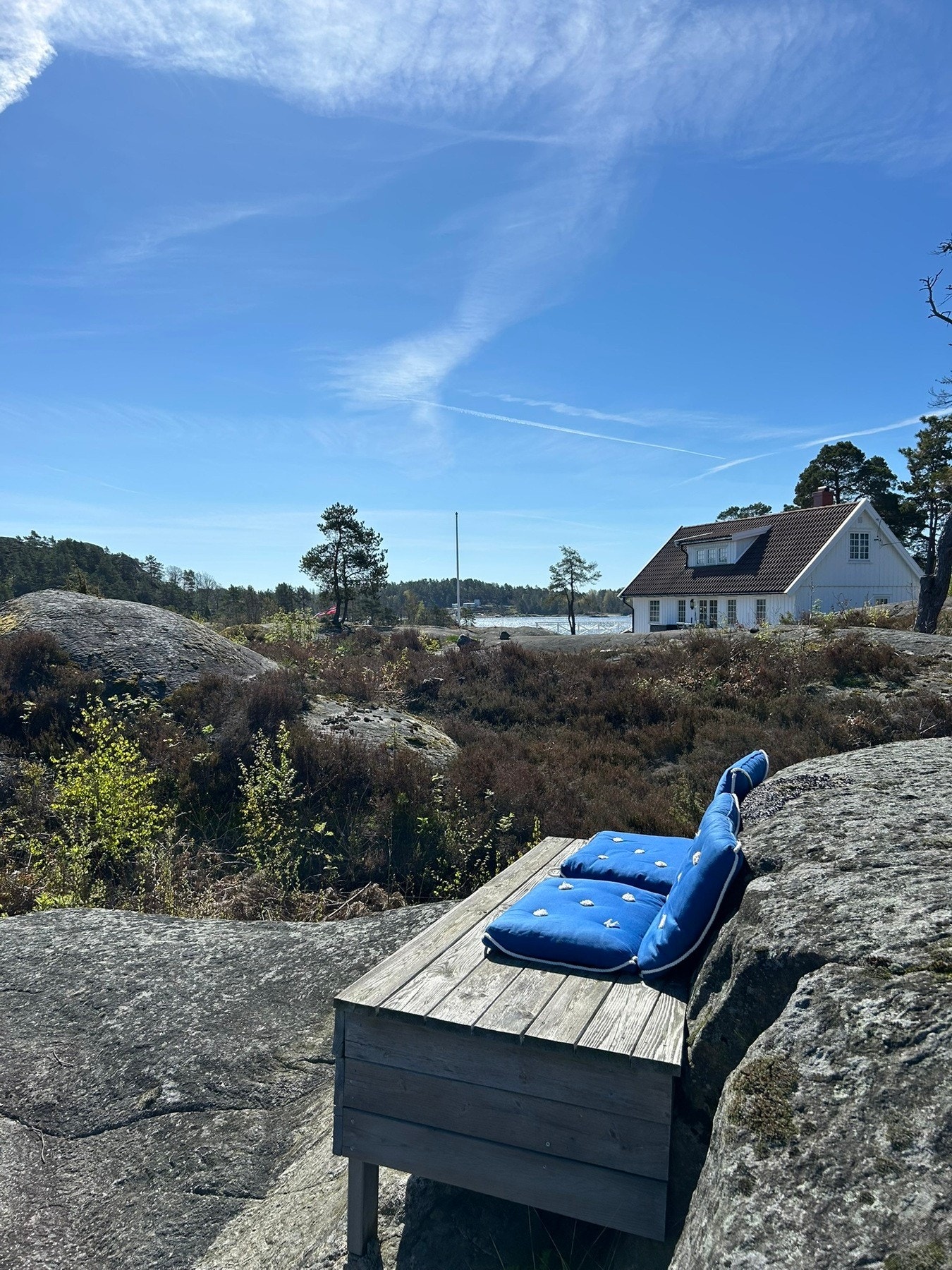 Dette er et sted hvor man virkelig senker skuldrene - med stillhet, natur og sjøliv som en naturlig del av hverdagen. Selgers bilde. Galleribilde
