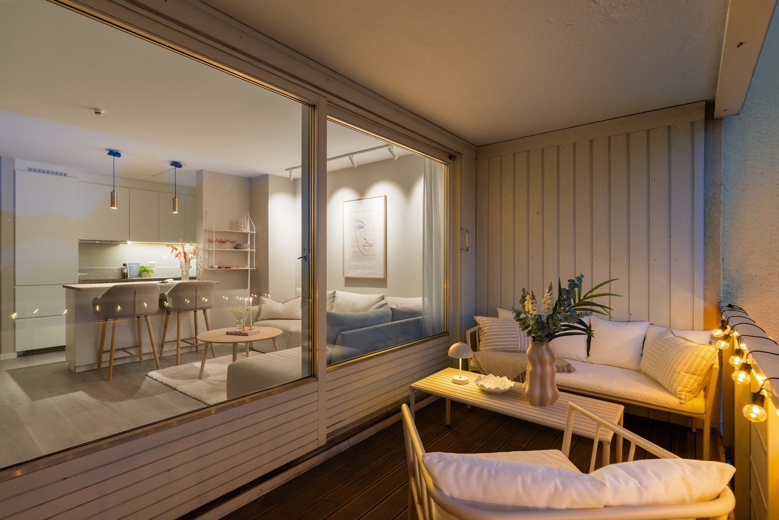 Fra stuen er det adkomst til en romslig balkong via skyvedør. Galleribilde