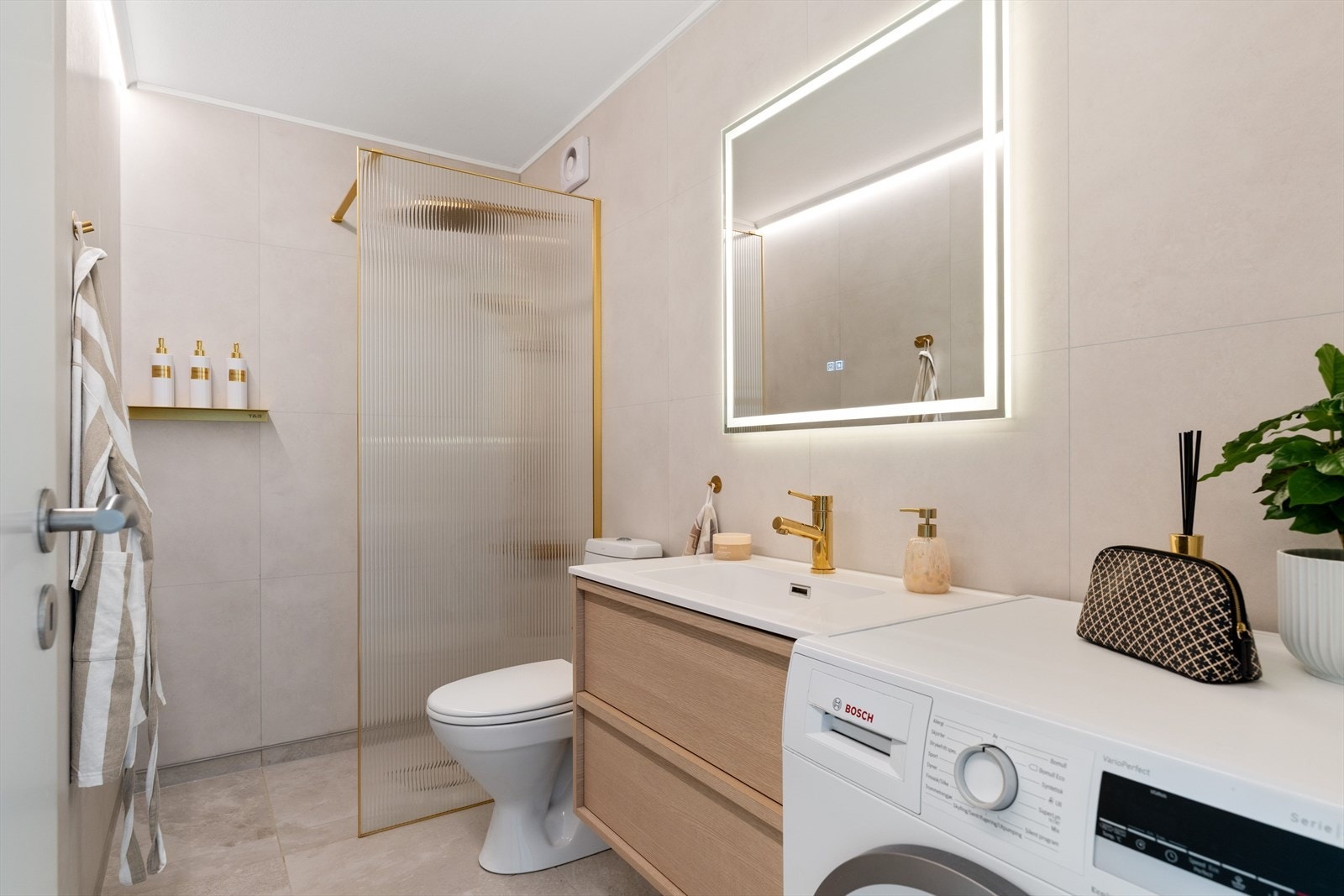 Badet ble renovert i 2025 og fremstår svært delikat og tidsriktig. Badet har stilrene fliser på gulv og våtromsplater på vegger. Badet har varmekabler i gulv mekanisk avtrekksvifte. Galleribilde