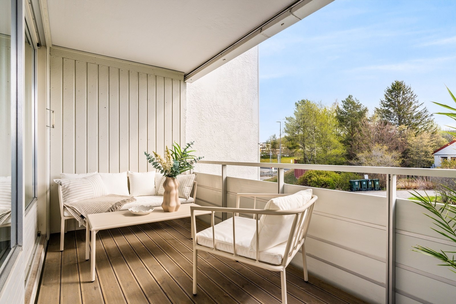 Balkongen er overbygd og inntrukket, noe som forlenger sesongen og bruken av den. Uteplassen har god plass for utemøblement og grillen. Galleribilde