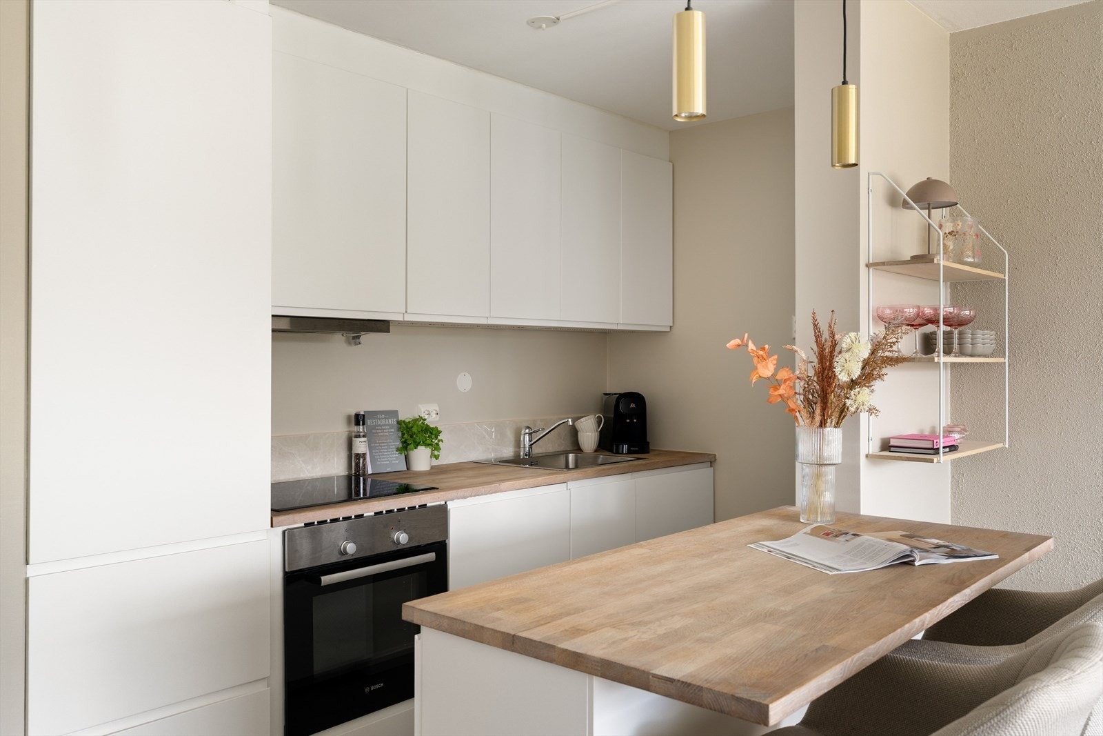 Leiligheten er innredet med et stilrent og tidsriktig kjøkken fra IKEA. Kjøkkenet ble pusset opp i 2017, og det ble satt inn ny varmtvannsbereder på samme tidspunkt. Galleribilde