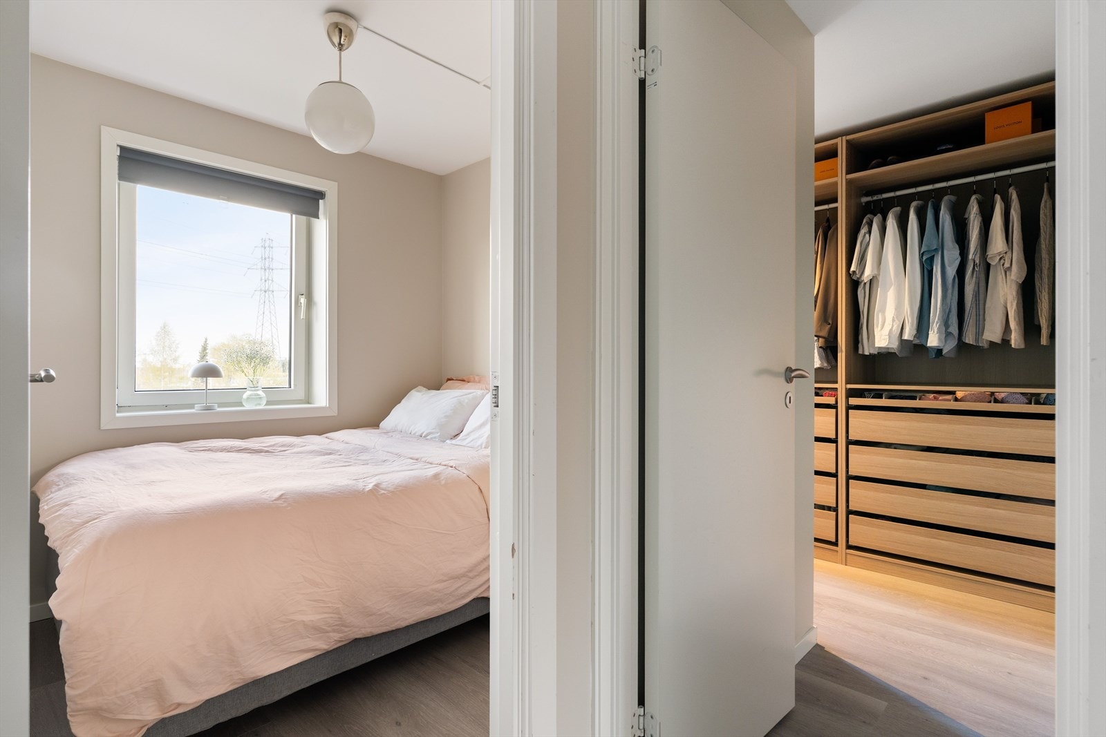 En gjennomtenkt løsning hvor soverommet suppleres av et tilhørende garderom (adkomst via gang), innredet med to PAX-skap fra IKEA som inngår i handelen. Galleribilde