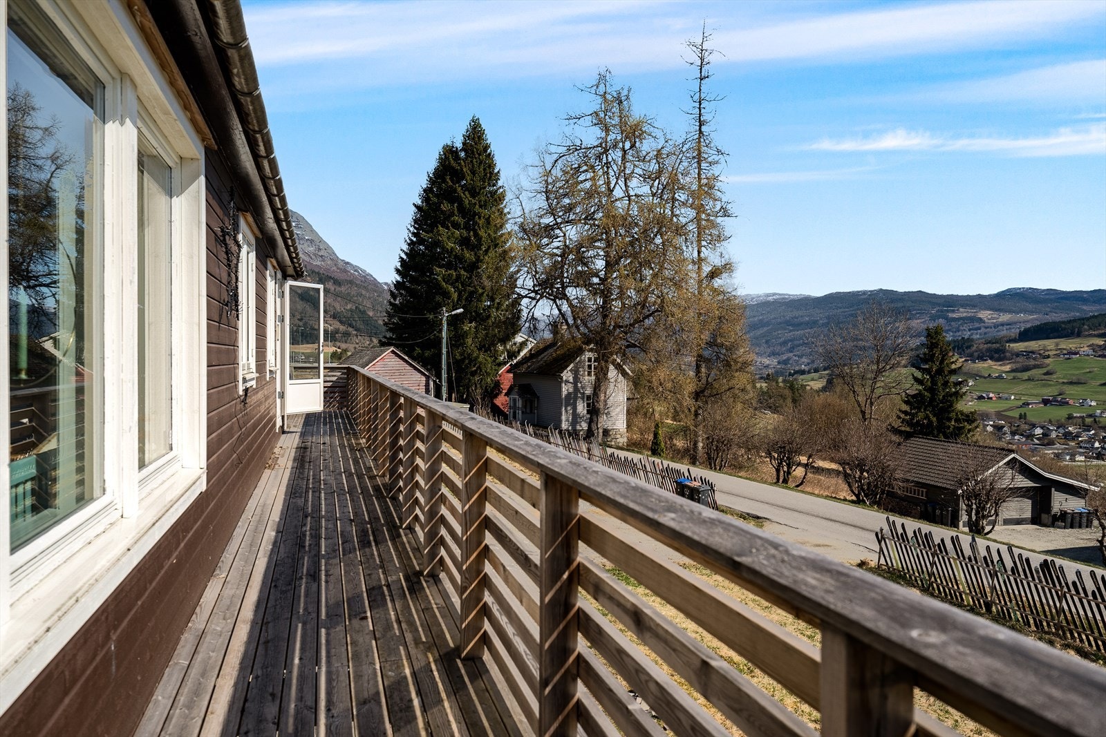 Det er veranda og terrasse rundt hele boligen Galleribilde