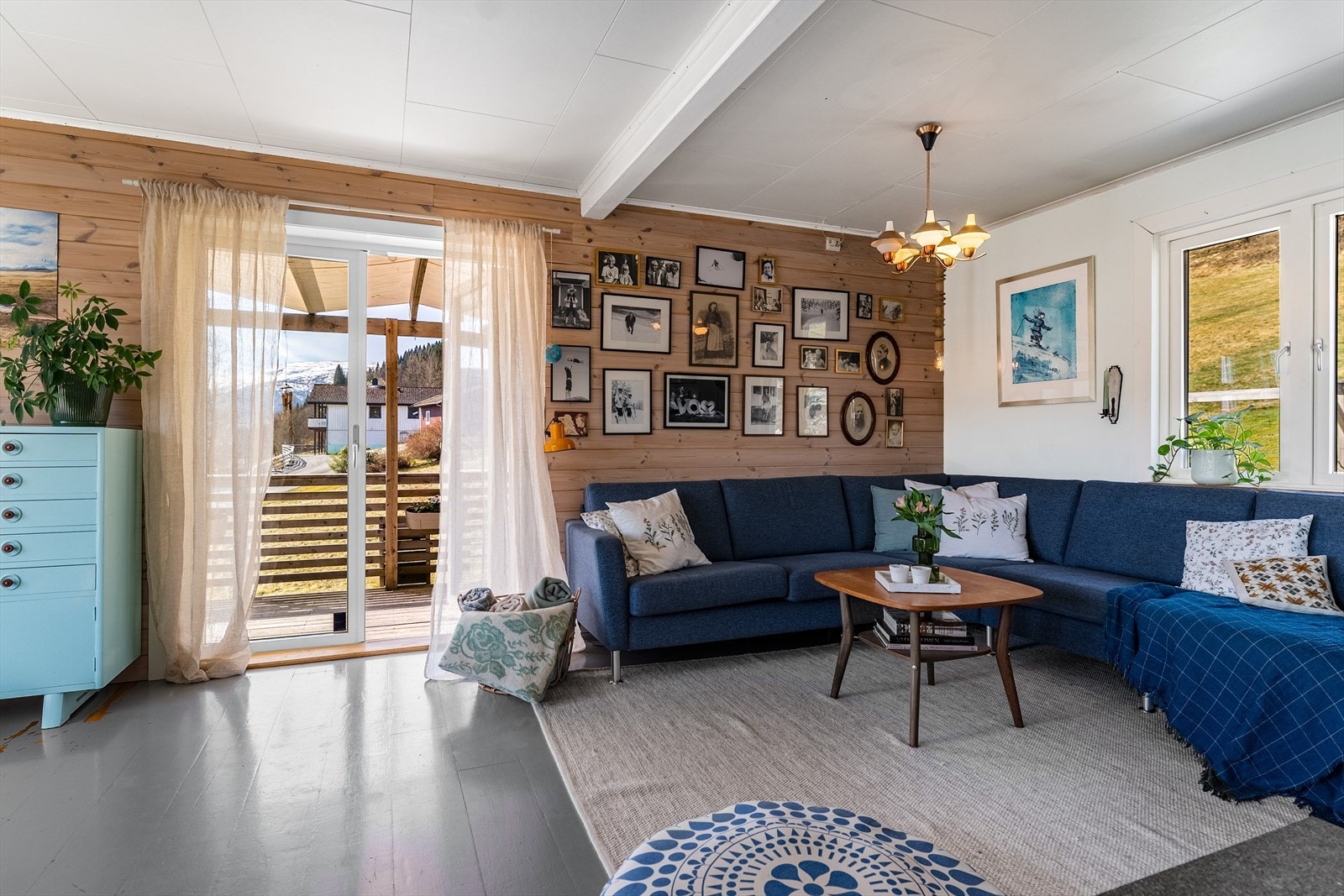 Fra stuen er det utgang til veranda Galleribilde