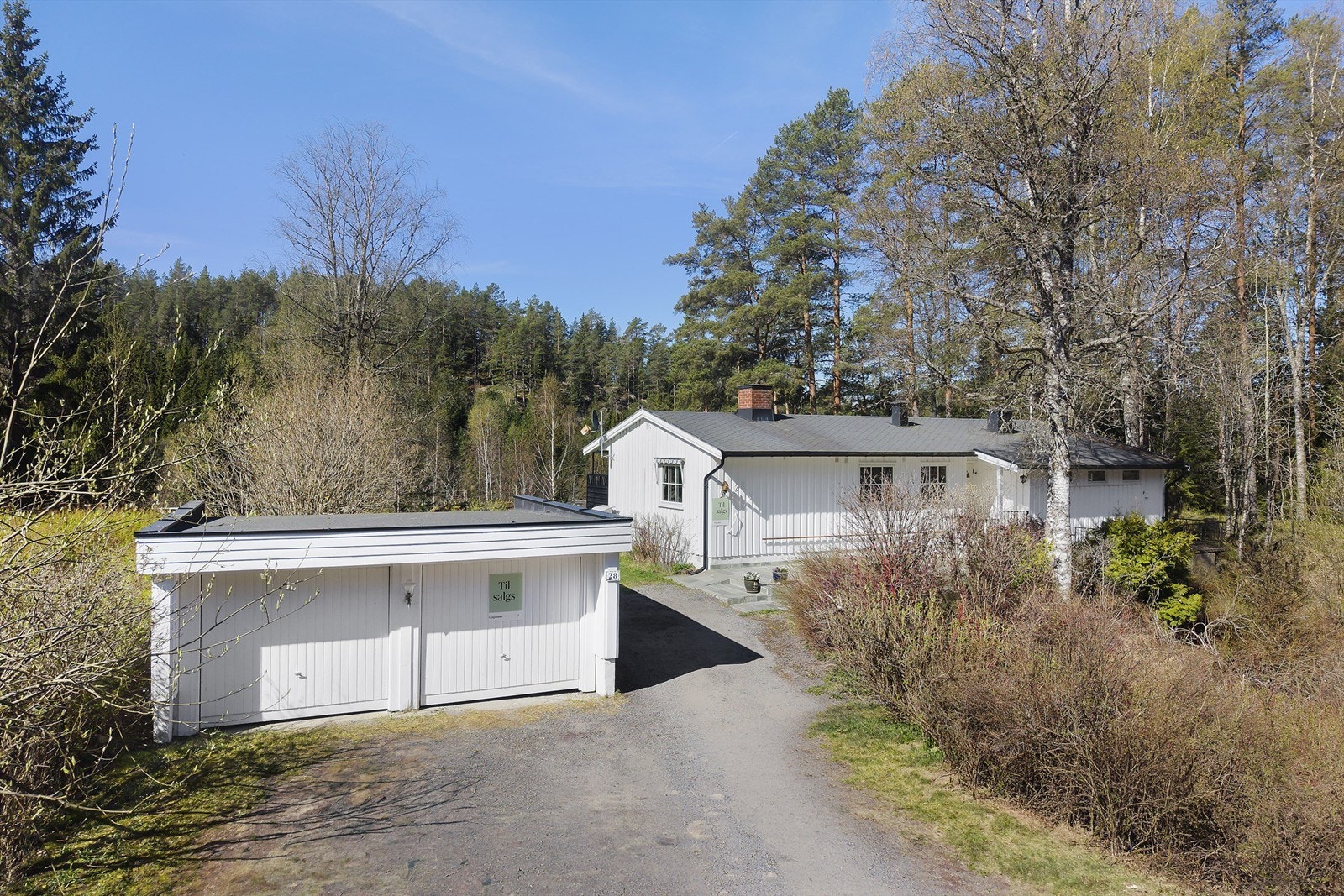 Parkering i dobbelgarasje, samt på egen gårdsplass. Galleribilde