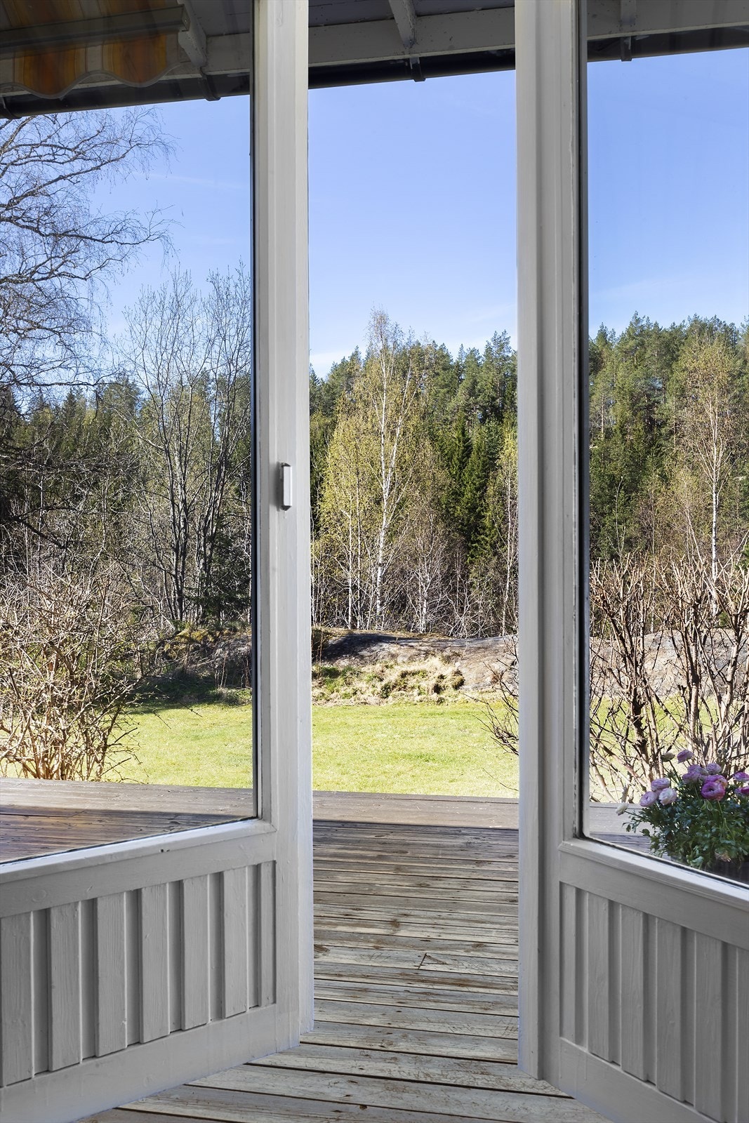 Utgang fra stue til stor terrasse. Galleribilde