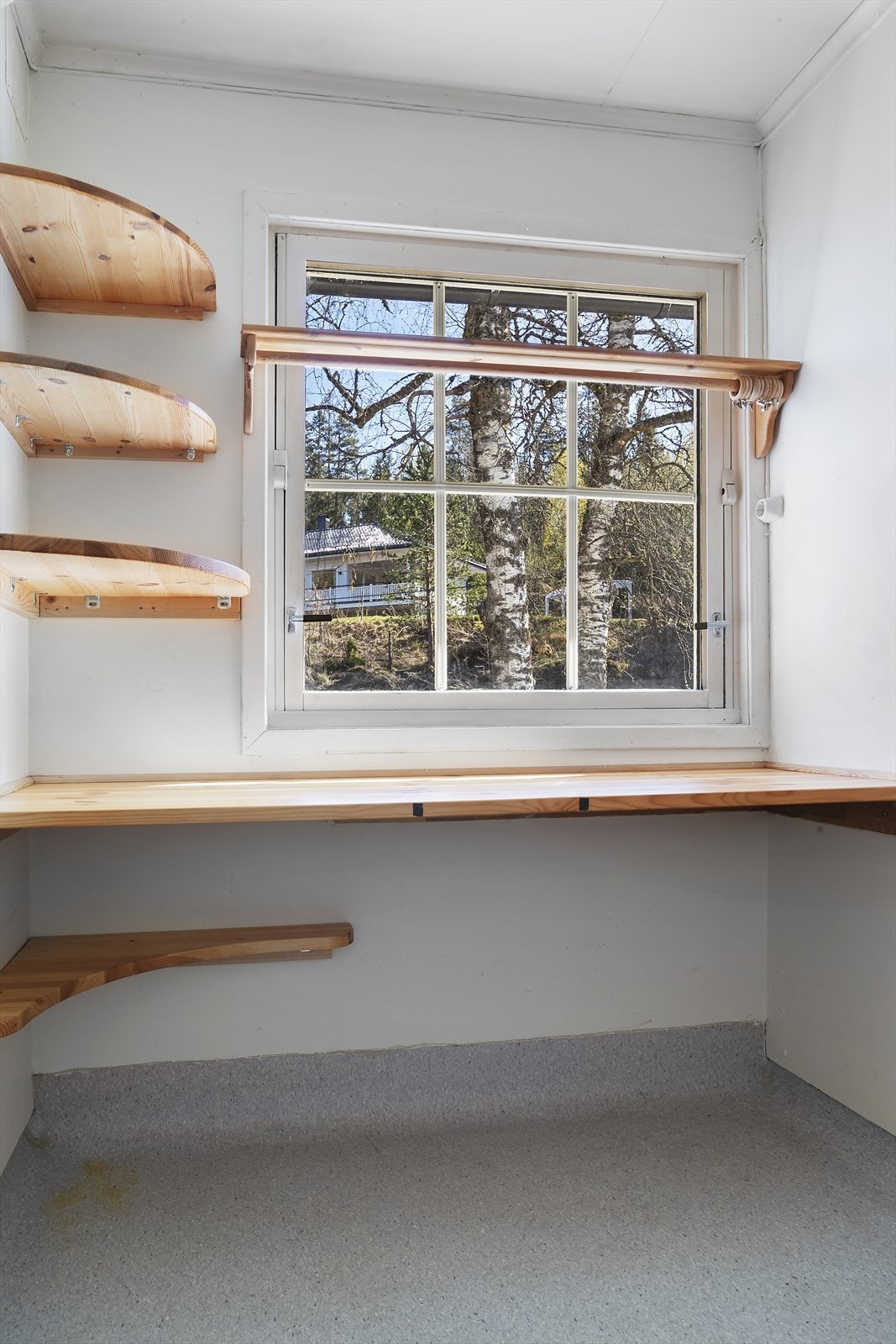 Bod med benkeplate og hylleløsninger. Galleribilde