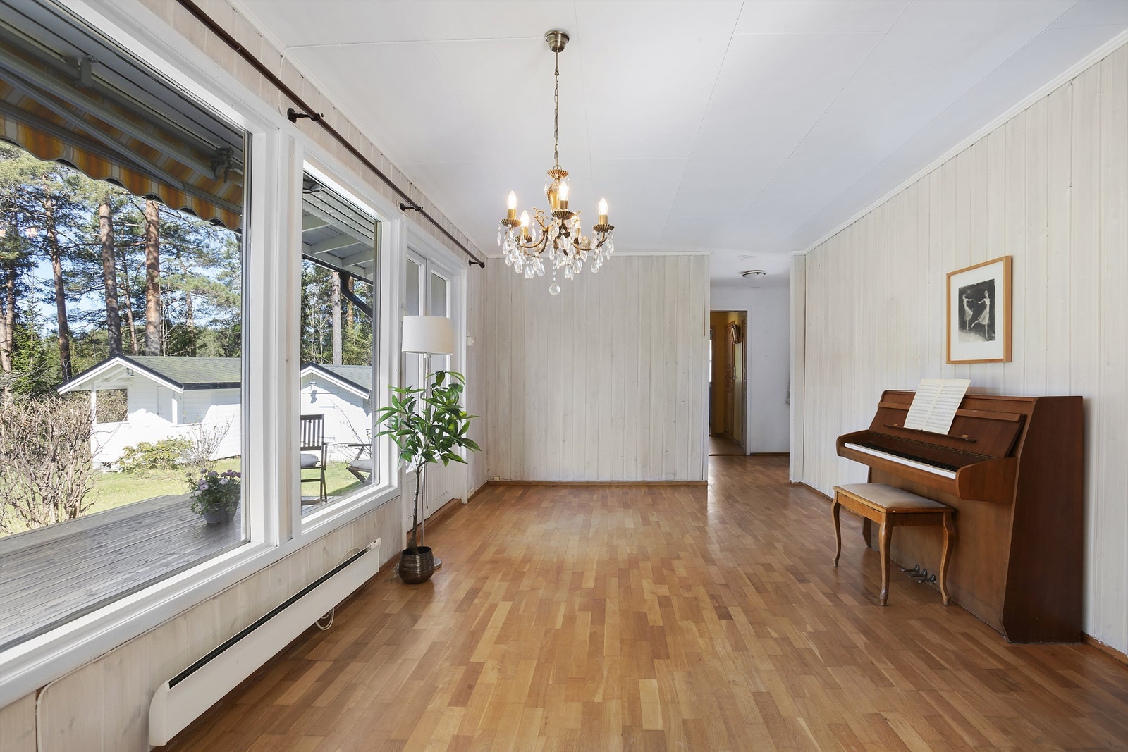 Det er 2-stavs eikeparkett på gulv og panel på vegger. Galleribilde