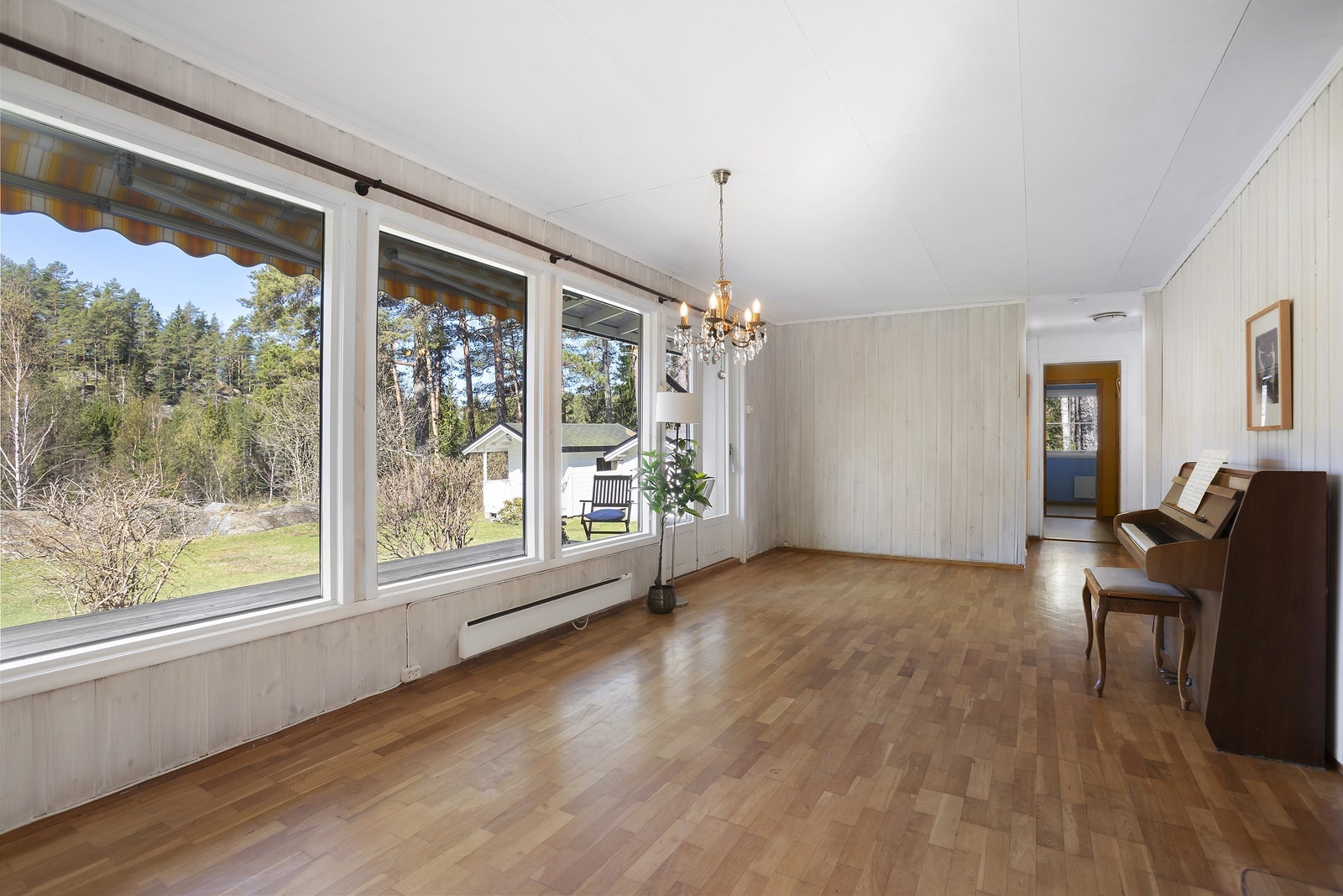 Fra stuevinduene er det fint utsyn mot hagen. Galleribilde