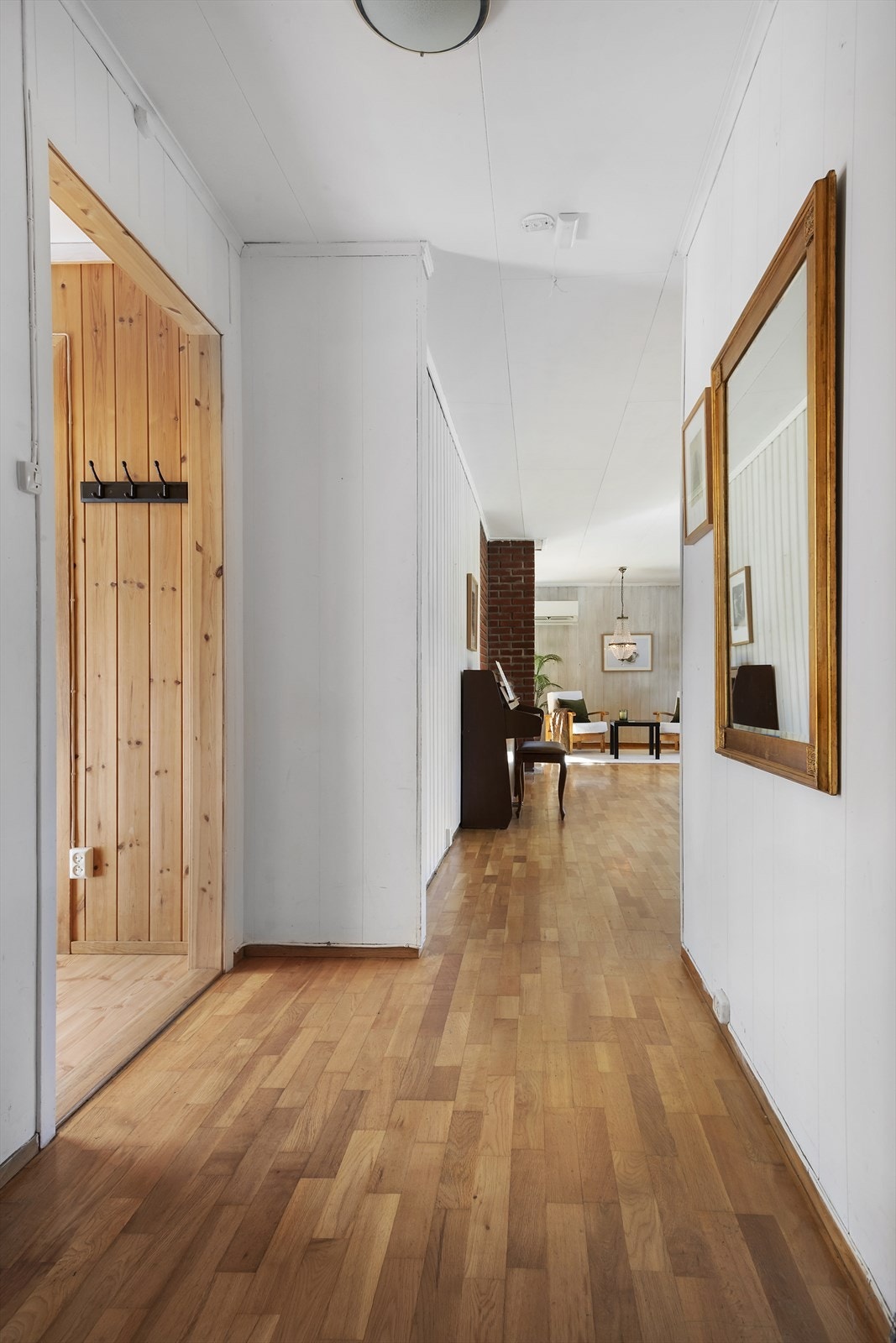Man kommer inn i en romslig entré med plass til garderobeskap. Galleribilde