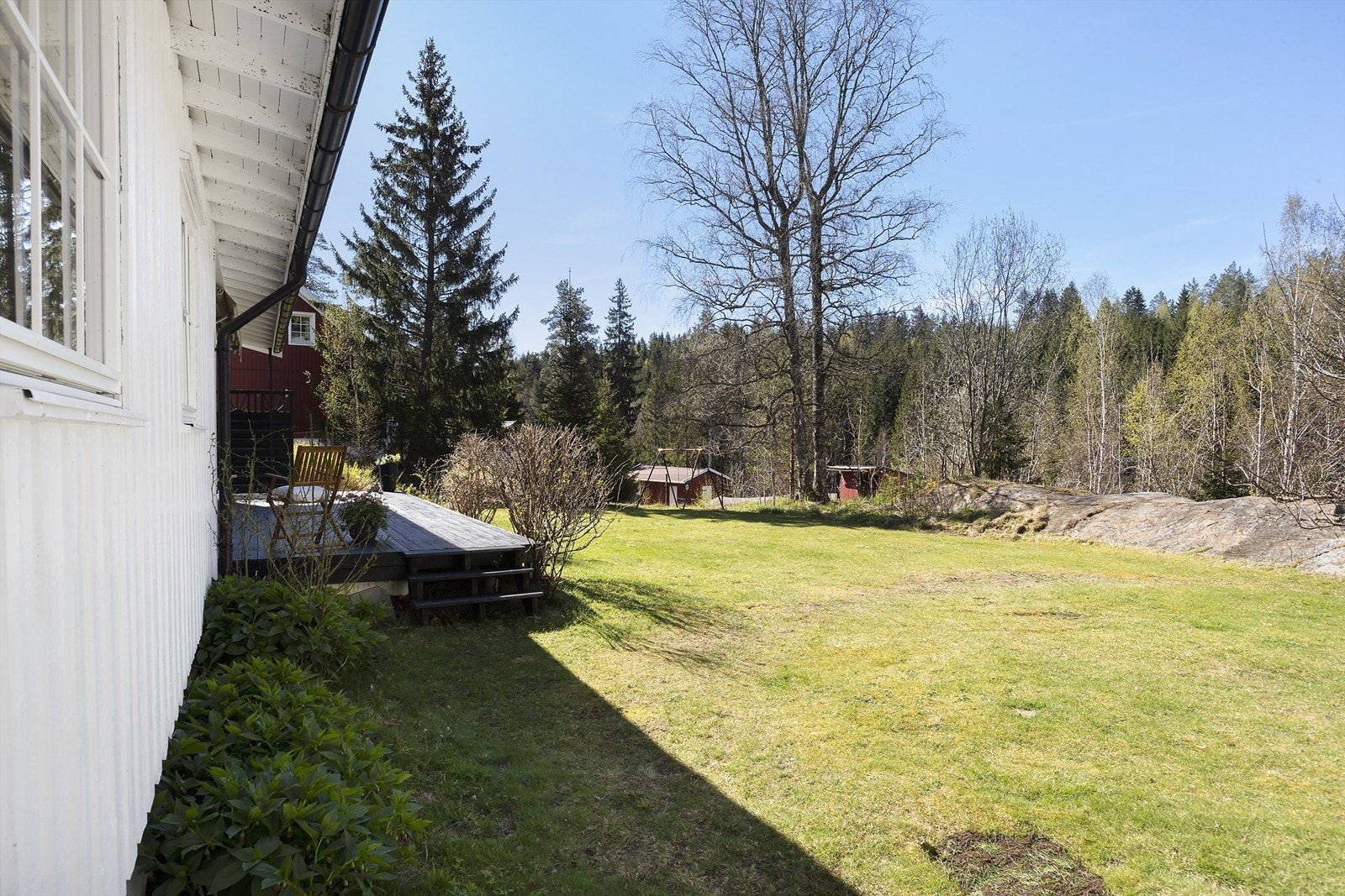 Hagen er pent opparbeidet med gressplen, diverse beplantning og noe naturtomt. Galleribilde