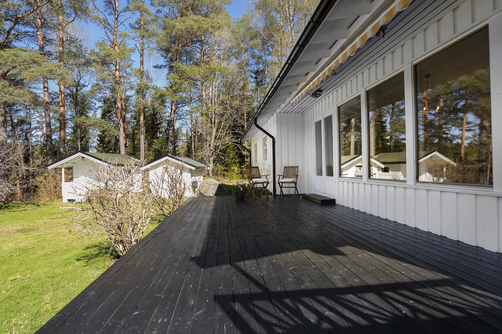 Terrassen er delvis overbygget og det er montert markise. Galleribilde