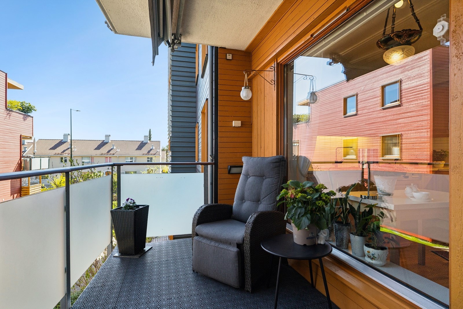 Frokostbalkongen har sol på morgen - og tidlig formiddag Galleribilde