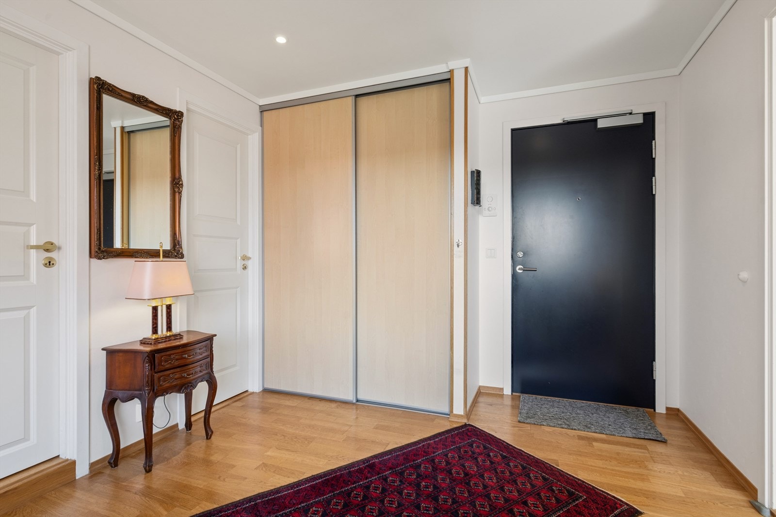 Her er det satt inn praktisk skyvedørsgarderobe - og like ved hall finner man også leilighetens innvendige bod Galleribilde