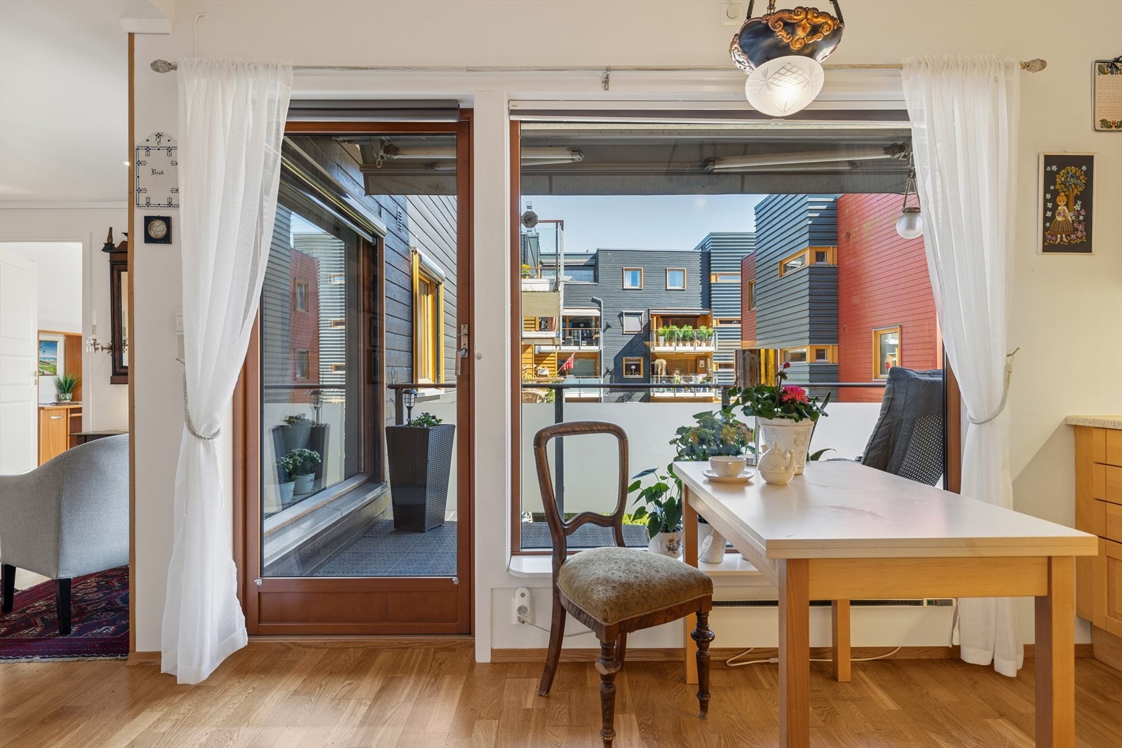 Det er god plass for frokostbord på kjøkken - og man har i tillegg utgang til koselig frokostbalkong Galleribilde