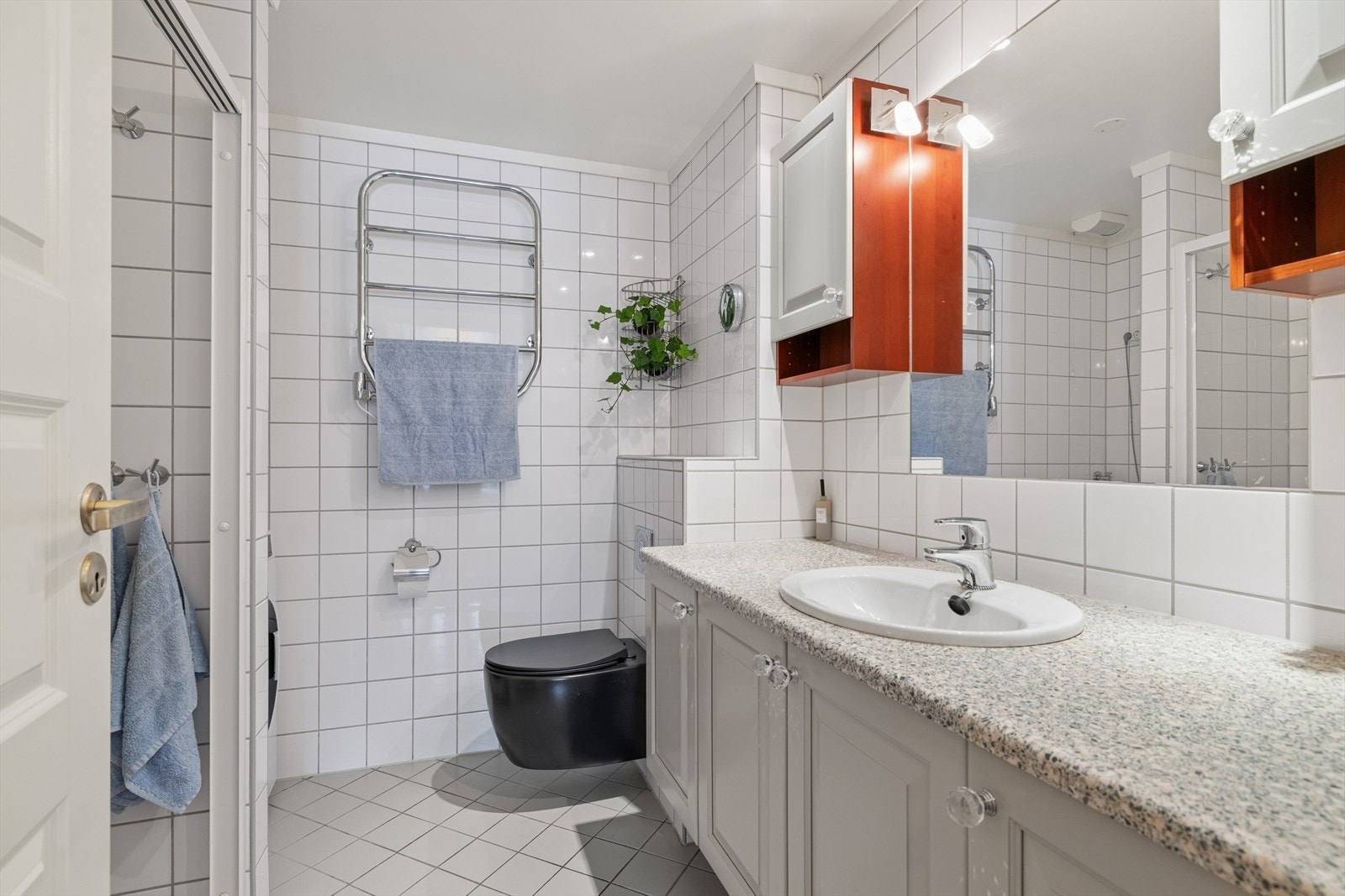 Badet som ligger til hovedsoveværelset har flislagt gulv med varmekabler samt flislagte vegger Galleribilde
