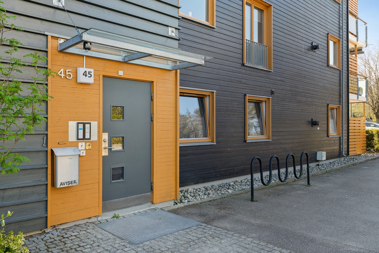 Man parkerer enkelt på sameiets gjesteparkeringsplasser - og tar turen til inngangspartiet Galleribilde